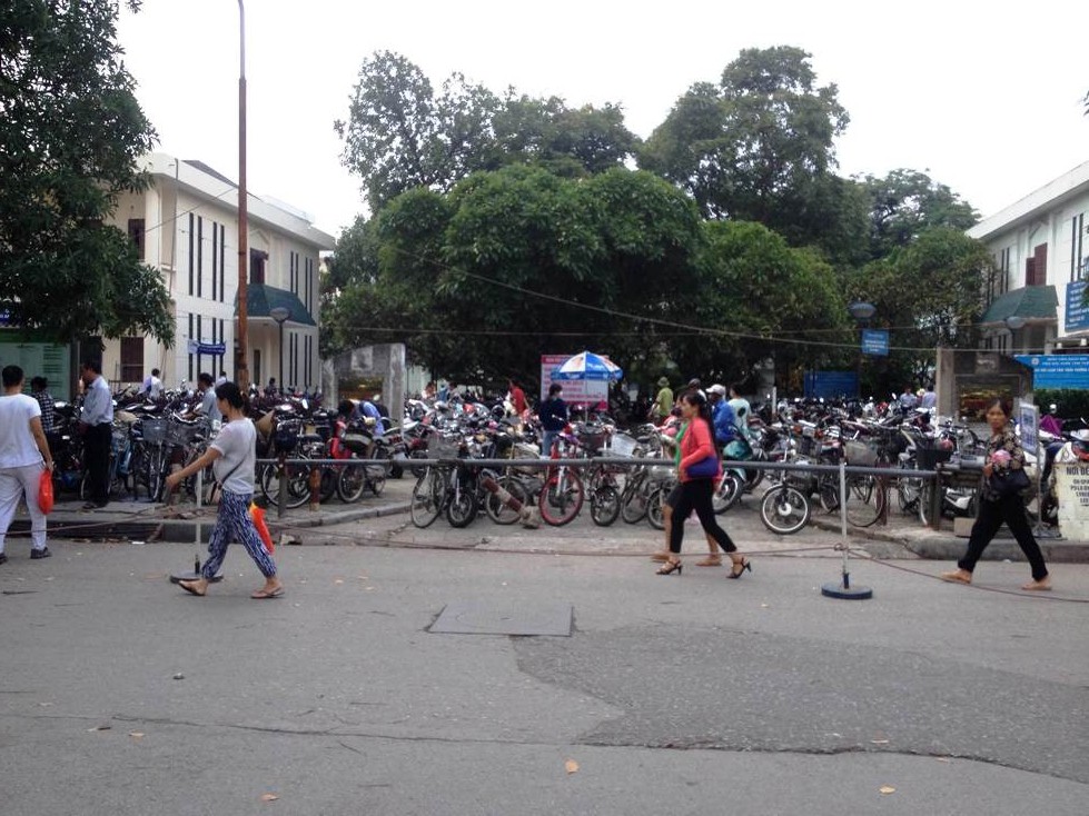 BV Bạch Mai: Ngày cuối trước khi đóng cửa bãi trông giữ xe