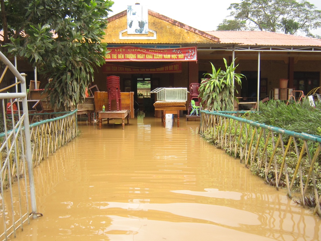 Nước vẫn còn ngập
