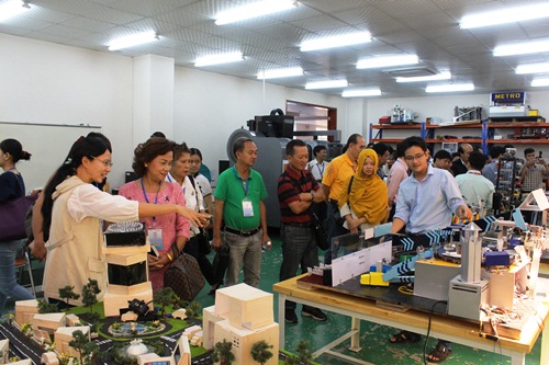 Kiều bào tham quan phòng thí nghiệm của Trường Đại học Quốc tế, (Đại học Quốc gia TP HCM)