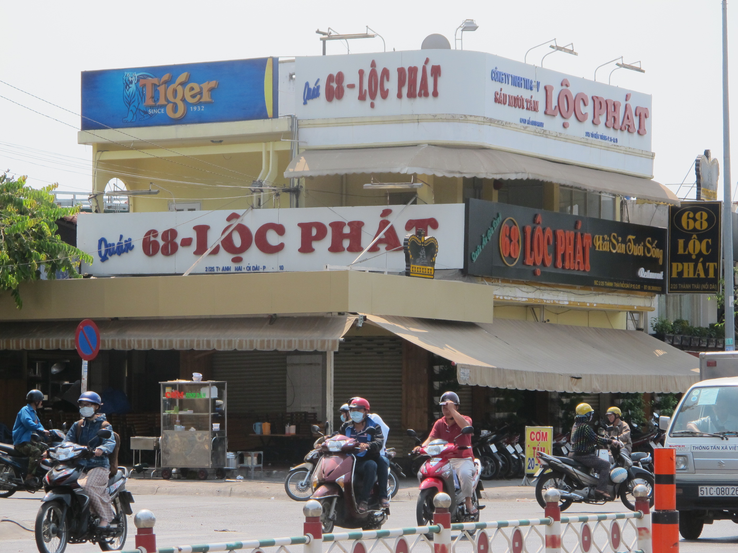 Dàn cảnh đánh lừa bảo vệ, trộm xe SH trong tích tắc