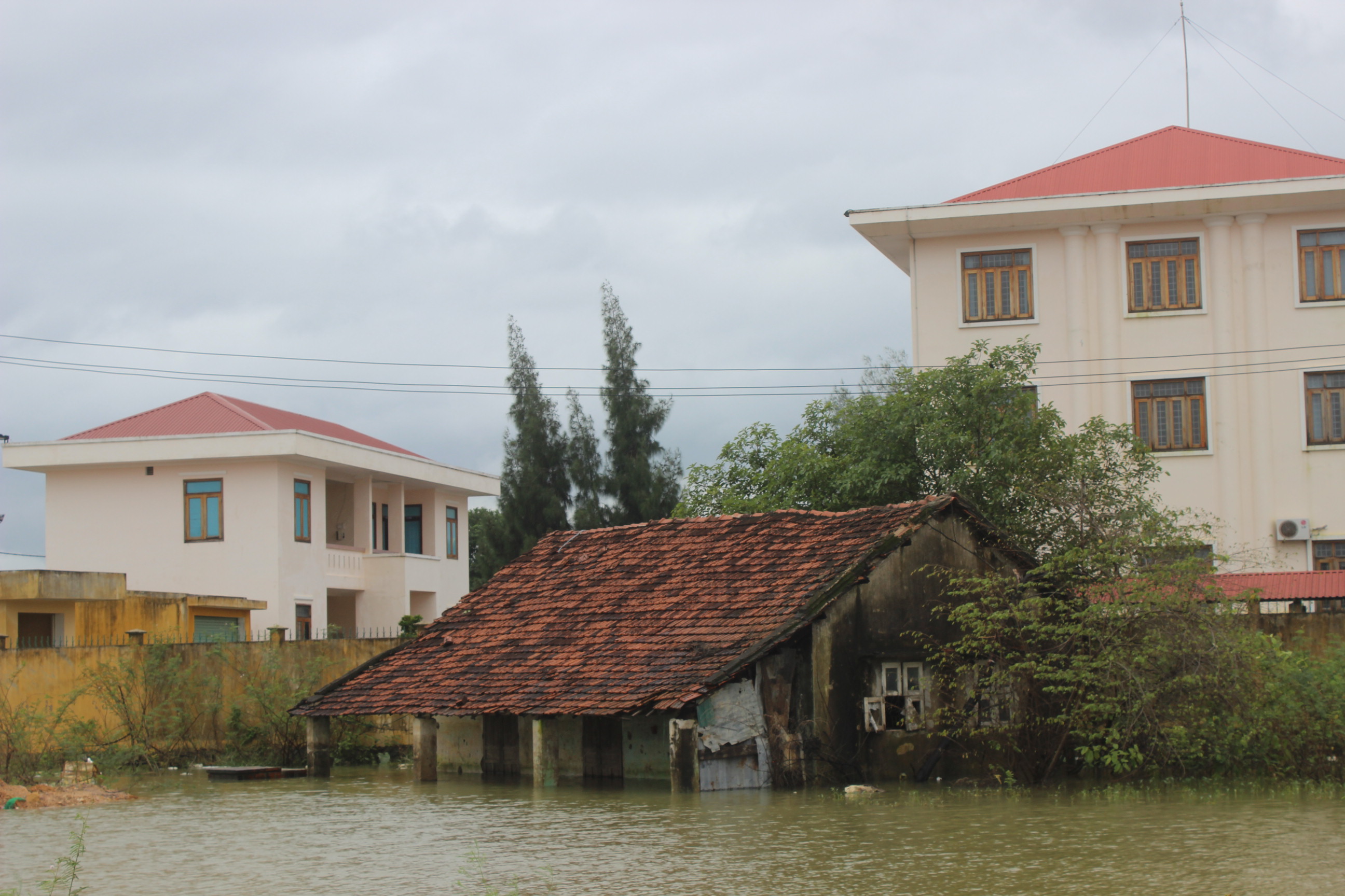 Ngày 6-12, nhiều nhà ở huyện Tuy Phước lại ngập sâu do nước lũ lên nhanh