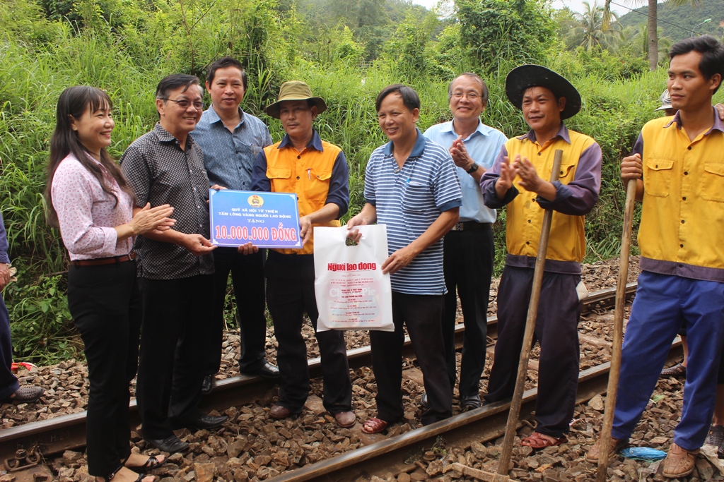 Ông Nguyễn Văn Tín, Phó Tổng biên tập Báo Người Lao Động (thứ 2 từ trái sang) và bà Nguyễn Thị Hằng, Phó chủ tịch LĐLĐ tỉnh Khánh Hòa) trao tặng 10 triệu đồng cho 1 trong 3 đội sửa chữa của Công ty Cổ phần Đường sắt Phú Khánh