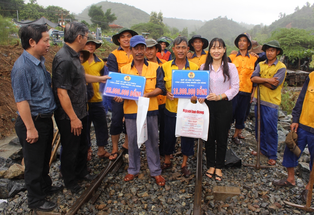 Bà Nguyễn Thị Hằng- Phó chủ tịch LĐLĐ tỉnh Khánh Hòa và lãnh đạo báo Người Lao Động thăm động viên công nhân, người lao động Công ty CP Đường sắt Phú Khánh