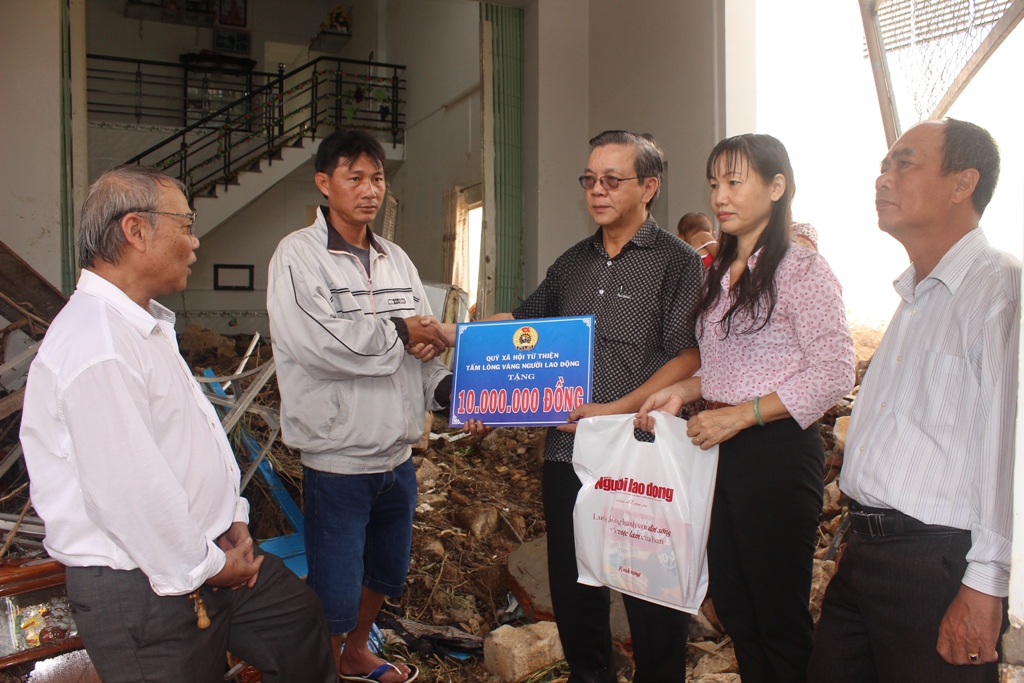 Chia sẻ hoạn nạn với người dân vùng lũ