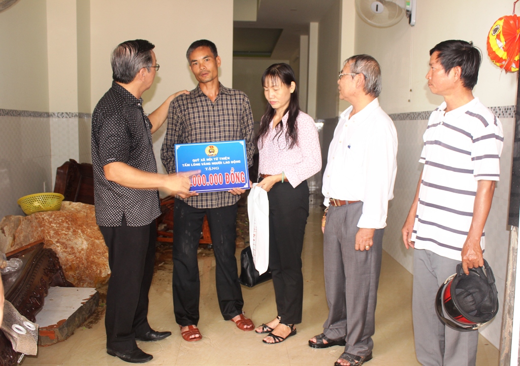 Hỗ trợ các gia đình bị hư hại do vỡ mương thoát lũ ở phường Vĩnh Hòa, TP Nha Trang