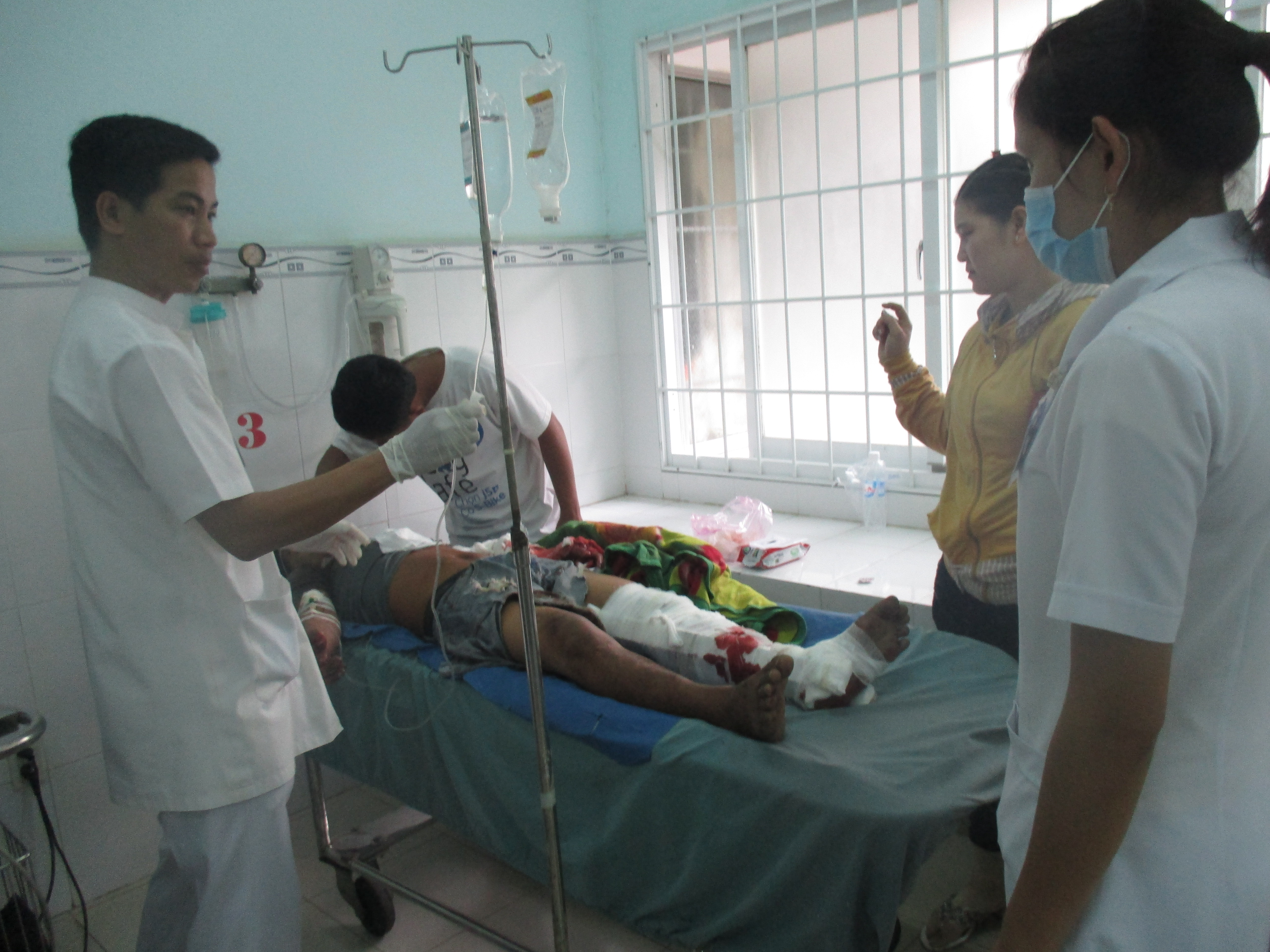 Hai xe tải đâm trực diện, 5 người bị kẹt trong ca-bin