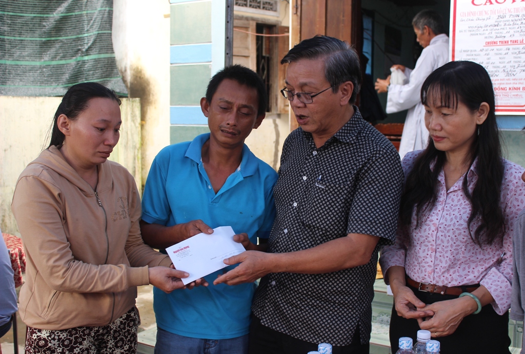 Thăm gia đình em Bùi Phan Hoàng Trúc (SN 2000, ngụ xã Diên Sơn, huyện Diên Khánh) chết vì nước cuốn. Ông Nguyễn Văn Tín, Phó tổng biên tập Báo Người Lao Động đã gửi lời chia buồn, mong gia đình vượt qua nỗi đau thương, mất mát đồng thời hỗ trợ gia đình 10 triệu đồng.