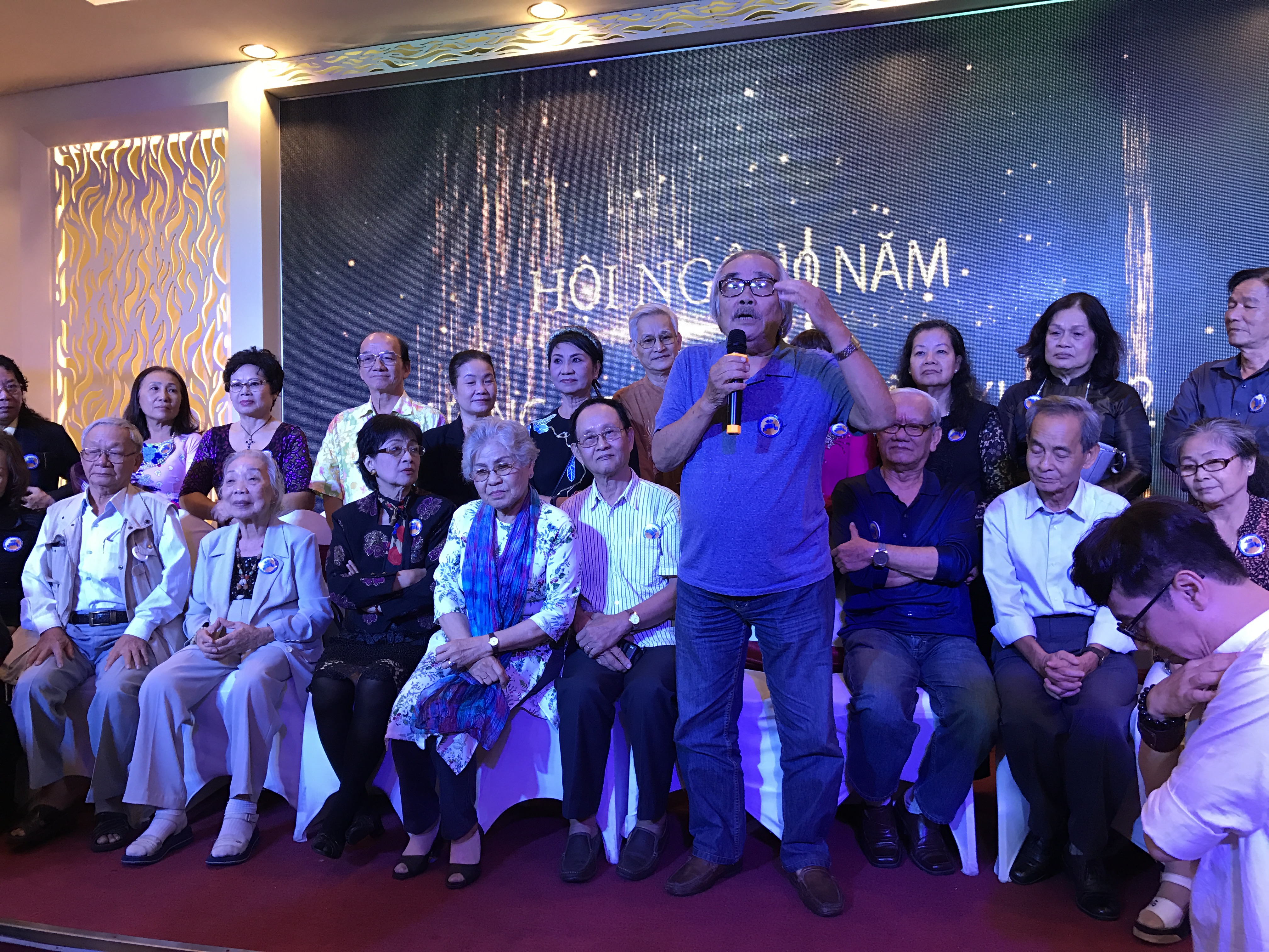 NSƯT Th&agrave;nh Lộc c&uacute;i đầu nghe lời dạy của Thầy Trần Minh Ngọc