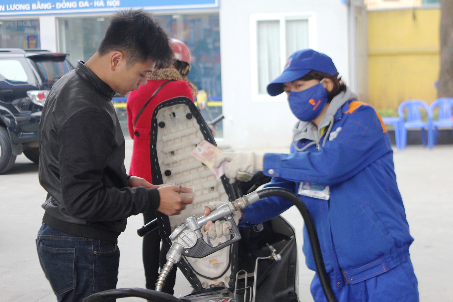 Giá xăng tăng mạnh gần 700 đồng/lít