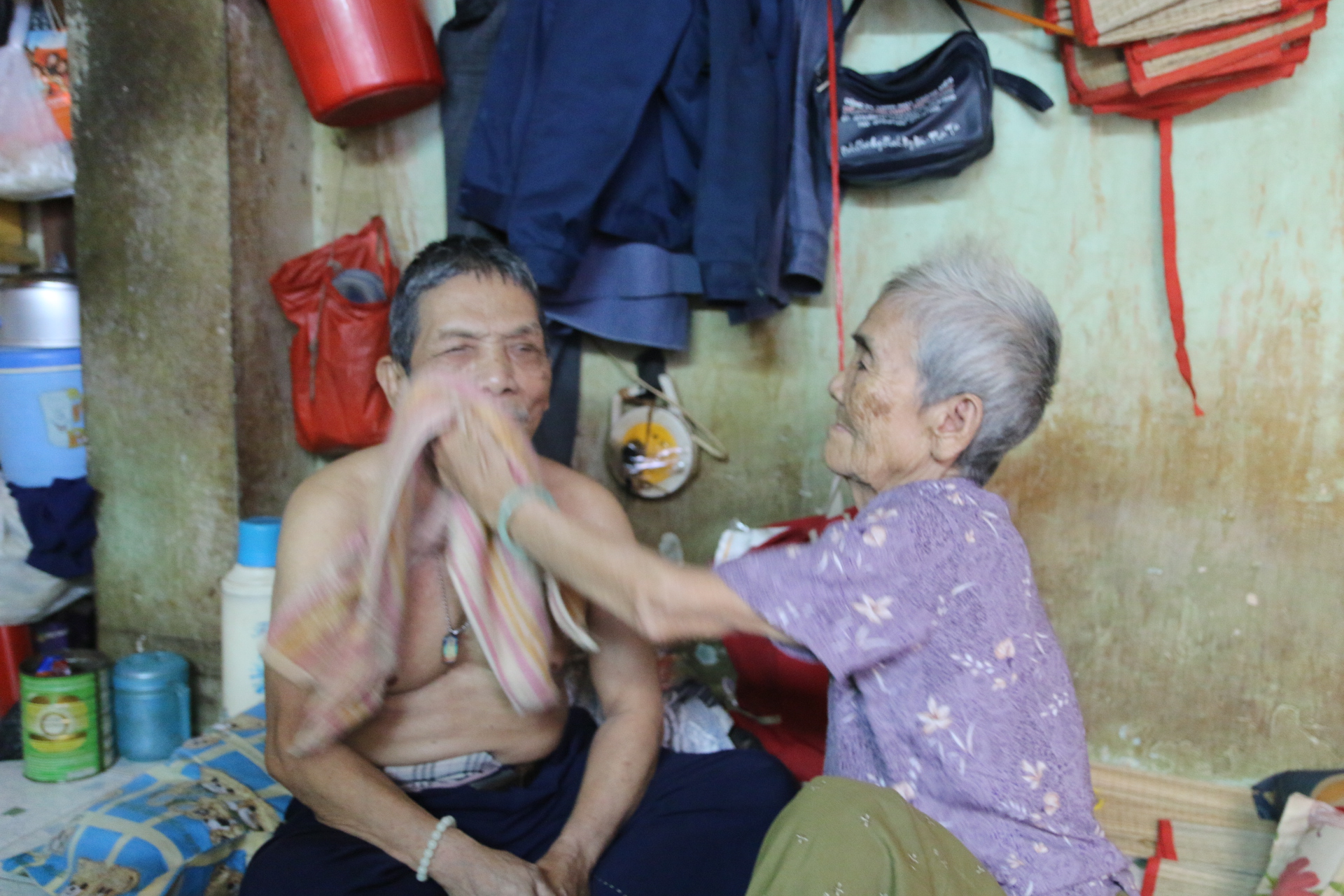 Ông Nguyễn Phải (72 tuổi, bị mù) nhưng vẫn bị một số đối tượng thôi miên lấy hết tiền.