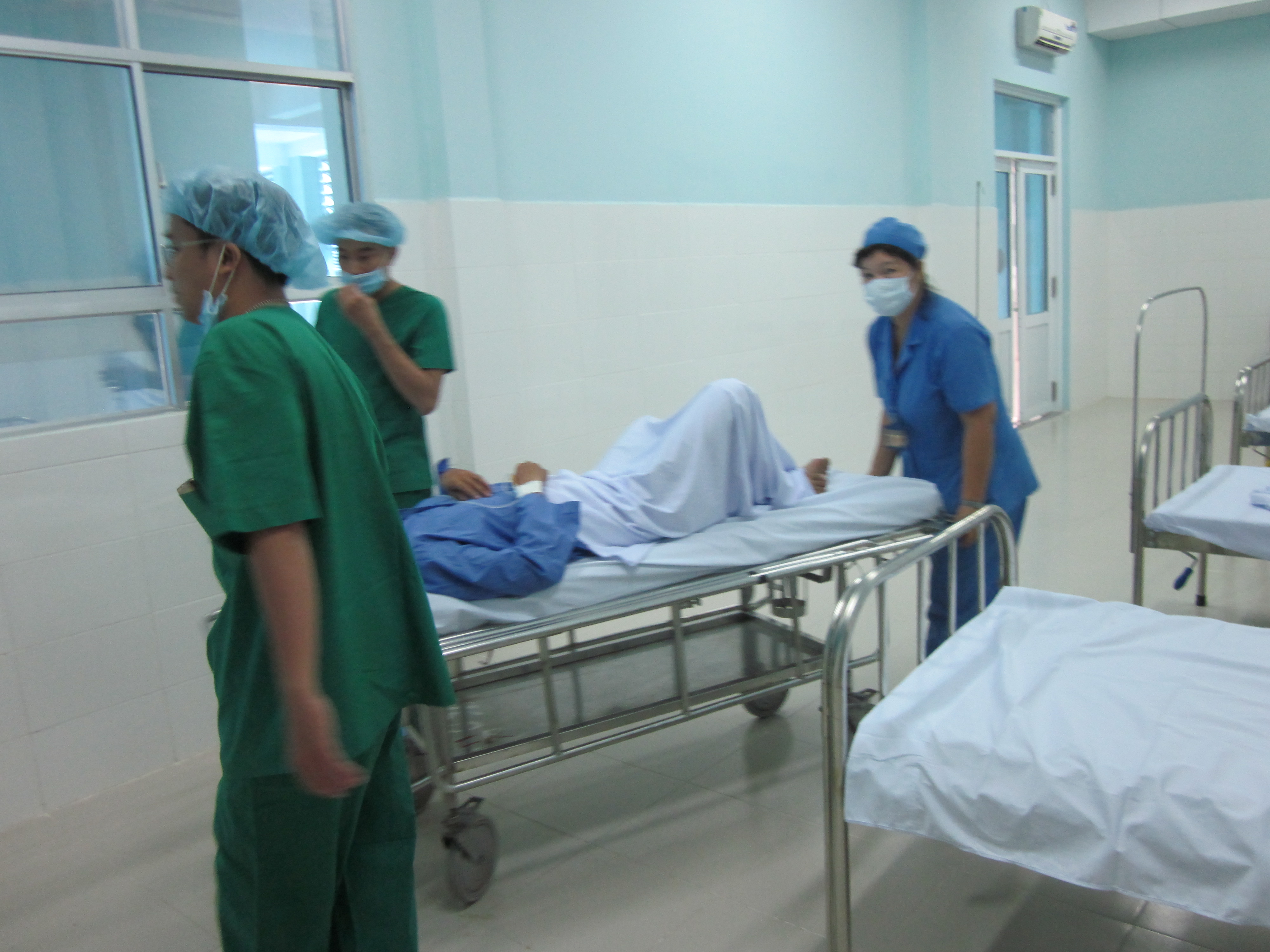 Rớt từ xe tải xuống, thanh niên ở Củ Chi bị tét "của quý"