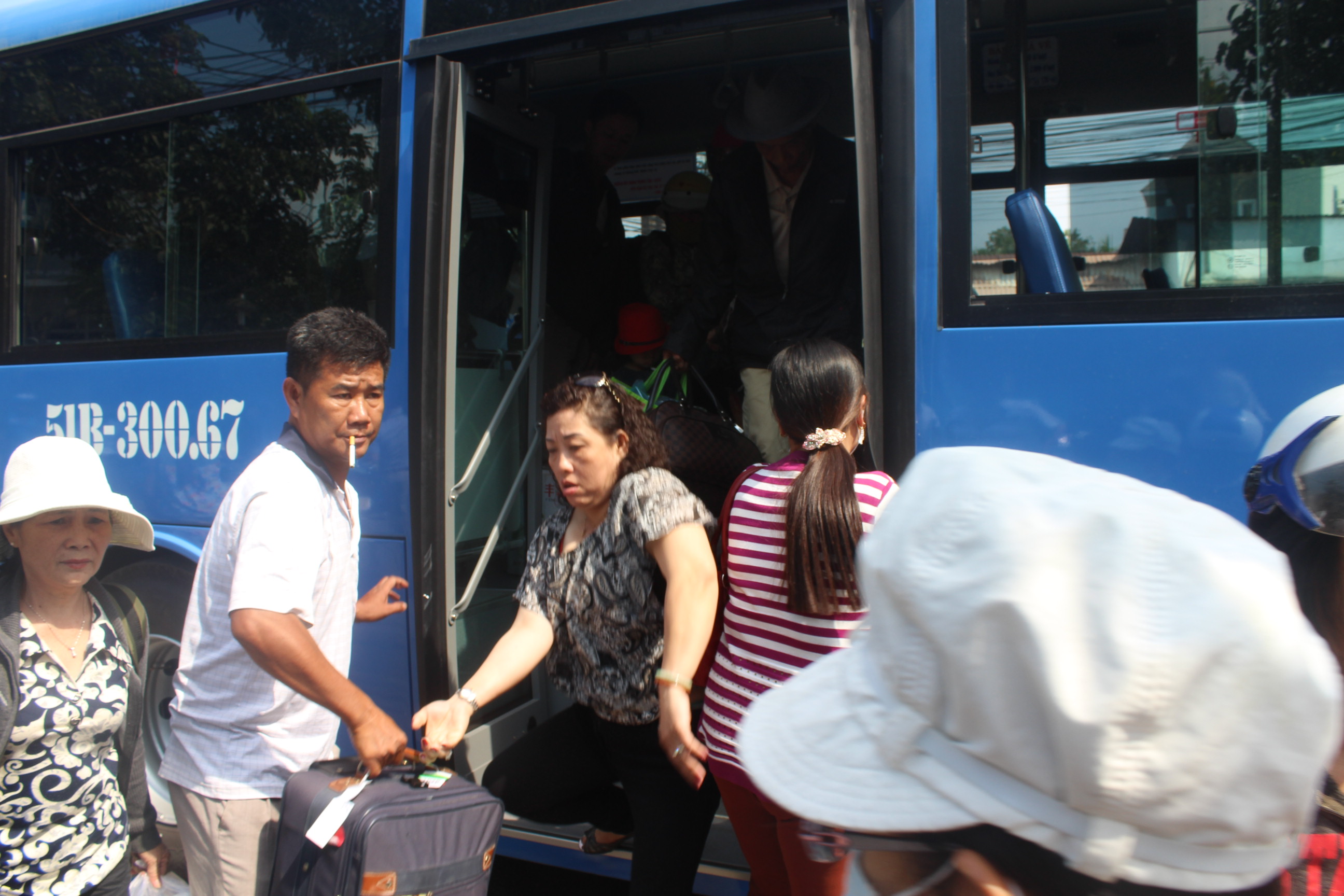 Vụ sập cầu Ghềnh: Khẩn trương trung chuyển khách đi tàu