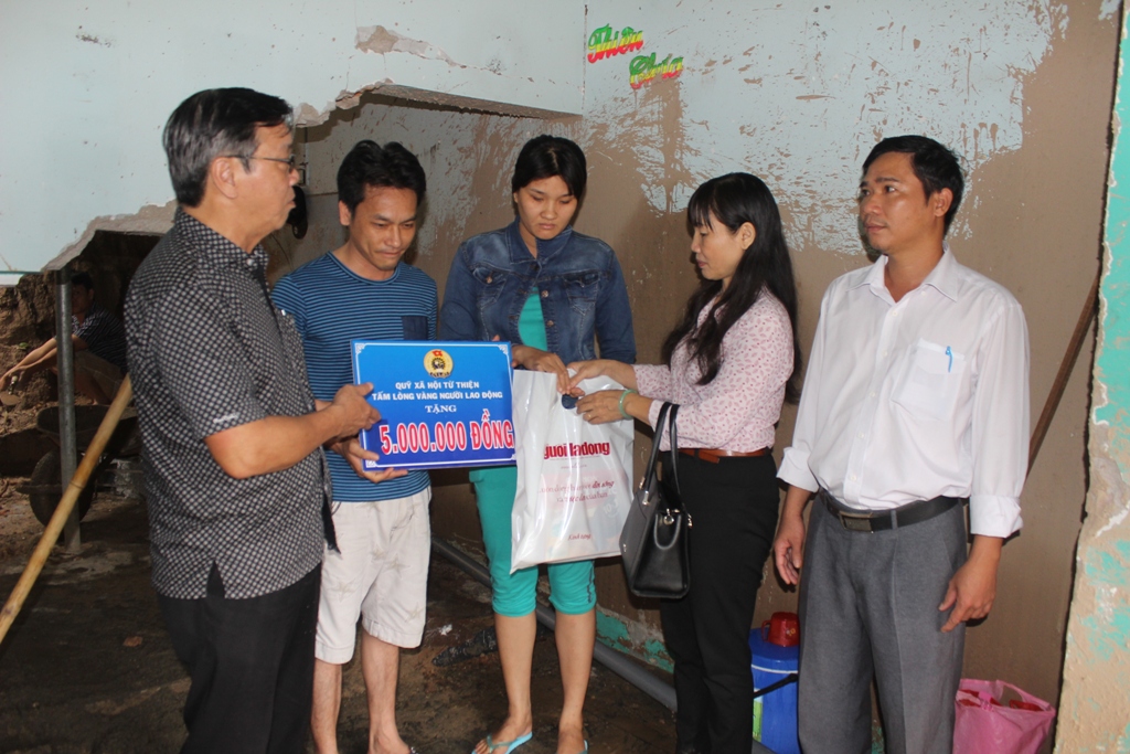 Thăm gia đình chị Nguyễn Thị Minh Trang ở xã Vĩnh Ngọc, TP Nha Trang bị đá núi sạt lở làm hư hại nhà cửa
