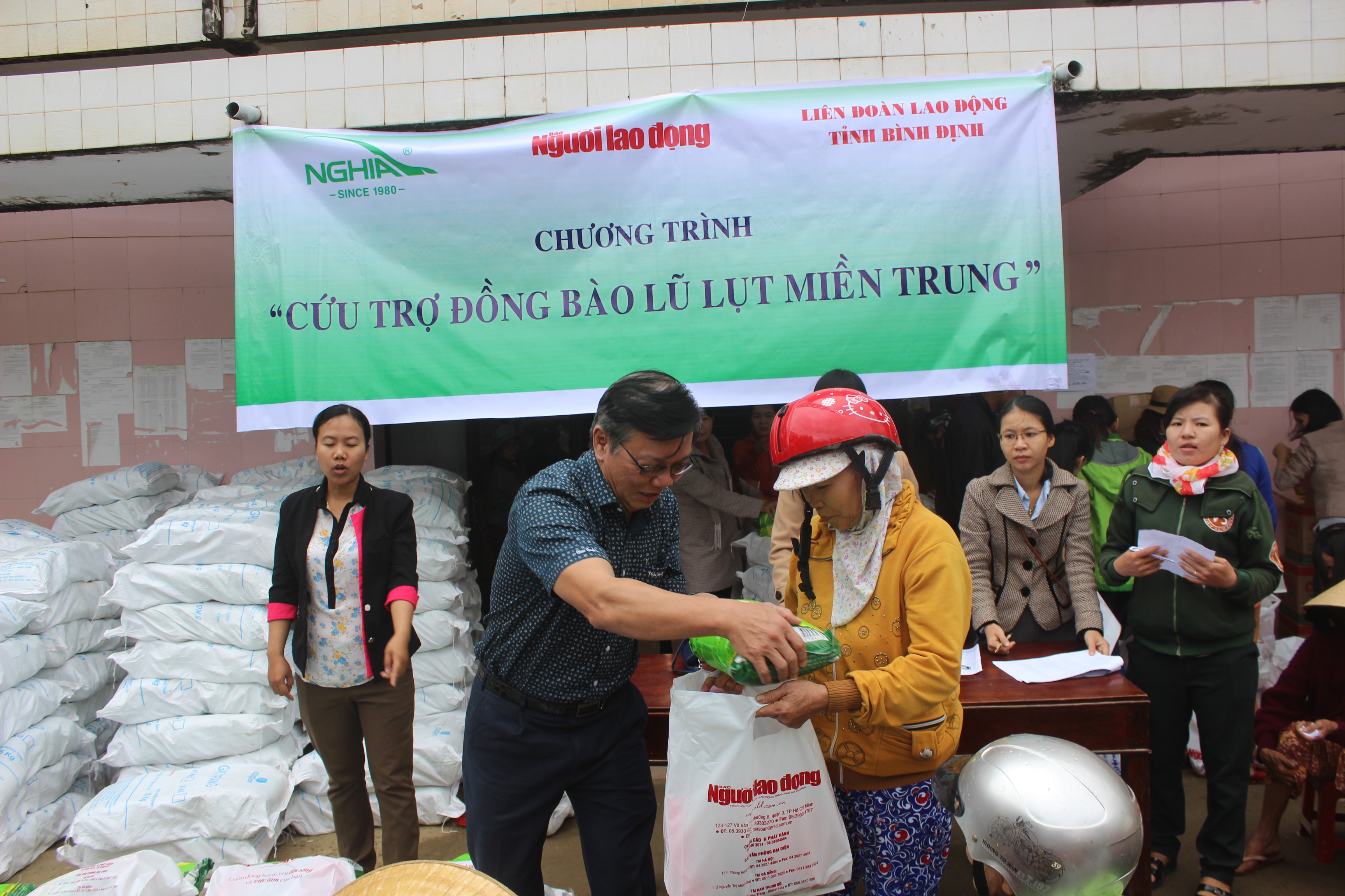 200 suất quà cứu trợ dân vùng rốn lũ Bình Định