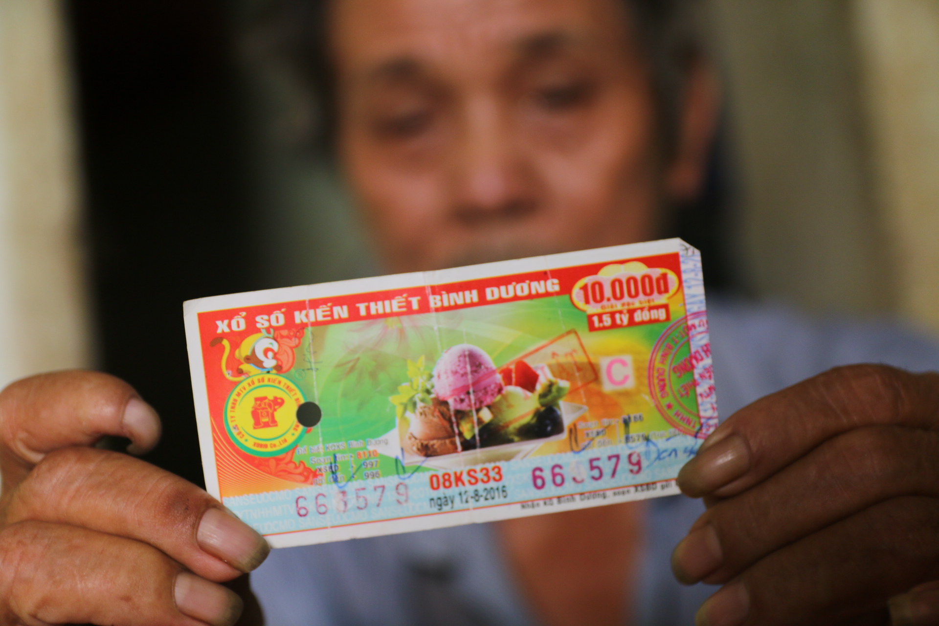 Thôi miên, lừa lấy vé số của các cụ già
