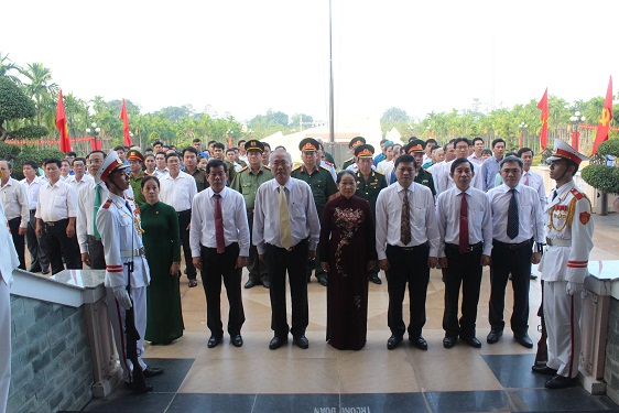 
L&atilde;nh đạo Th&agrave;nh ủy - HĐNĐ - UBND - Ủy ban MTTQ Việt Nam TP HCM d&acirc;ng hương kỷ niệm 76 năm Ng&agrave;y khởi nghĩa Nam Kỳ. Ảnh: Bảo Ngọc
