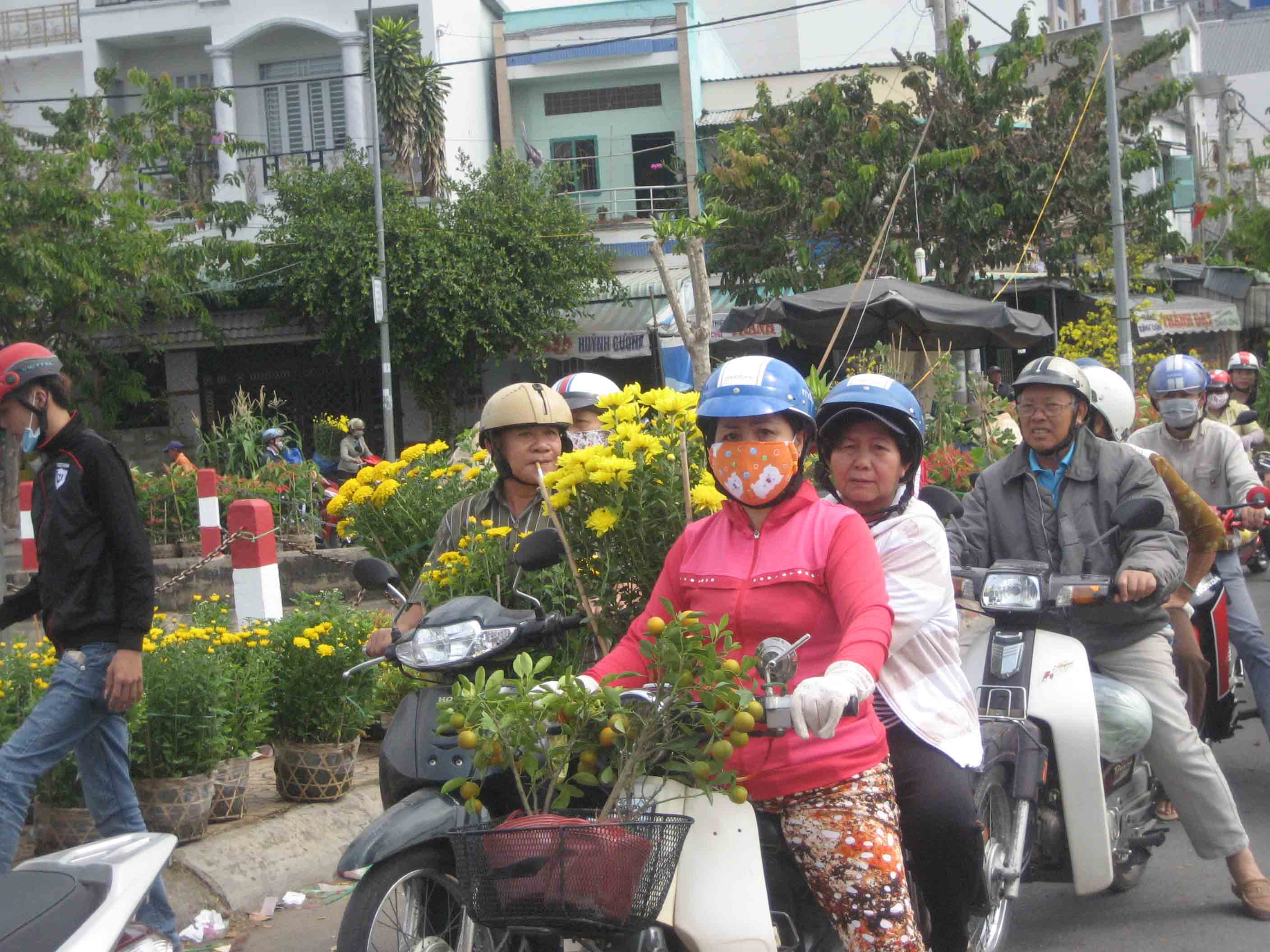 Người mua hớn hở, người bán khóc ròng