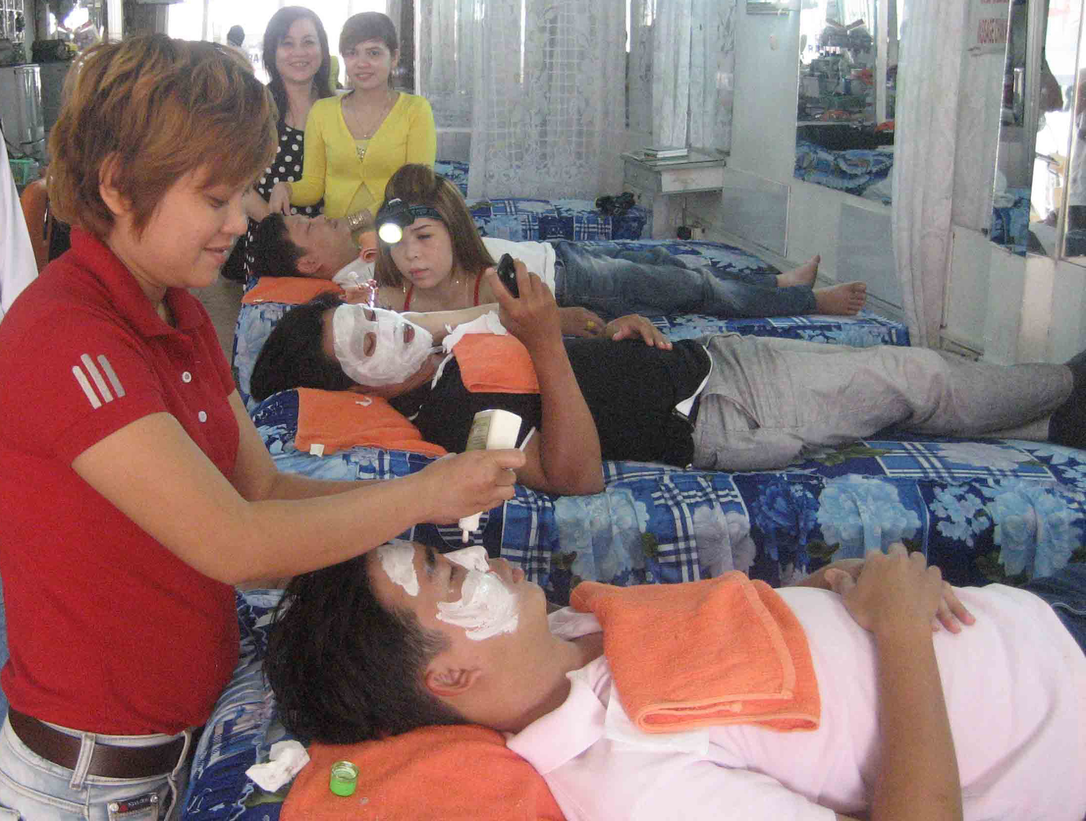 Xếp hàng hớt tóc, làm đẹp ngày cuối năm