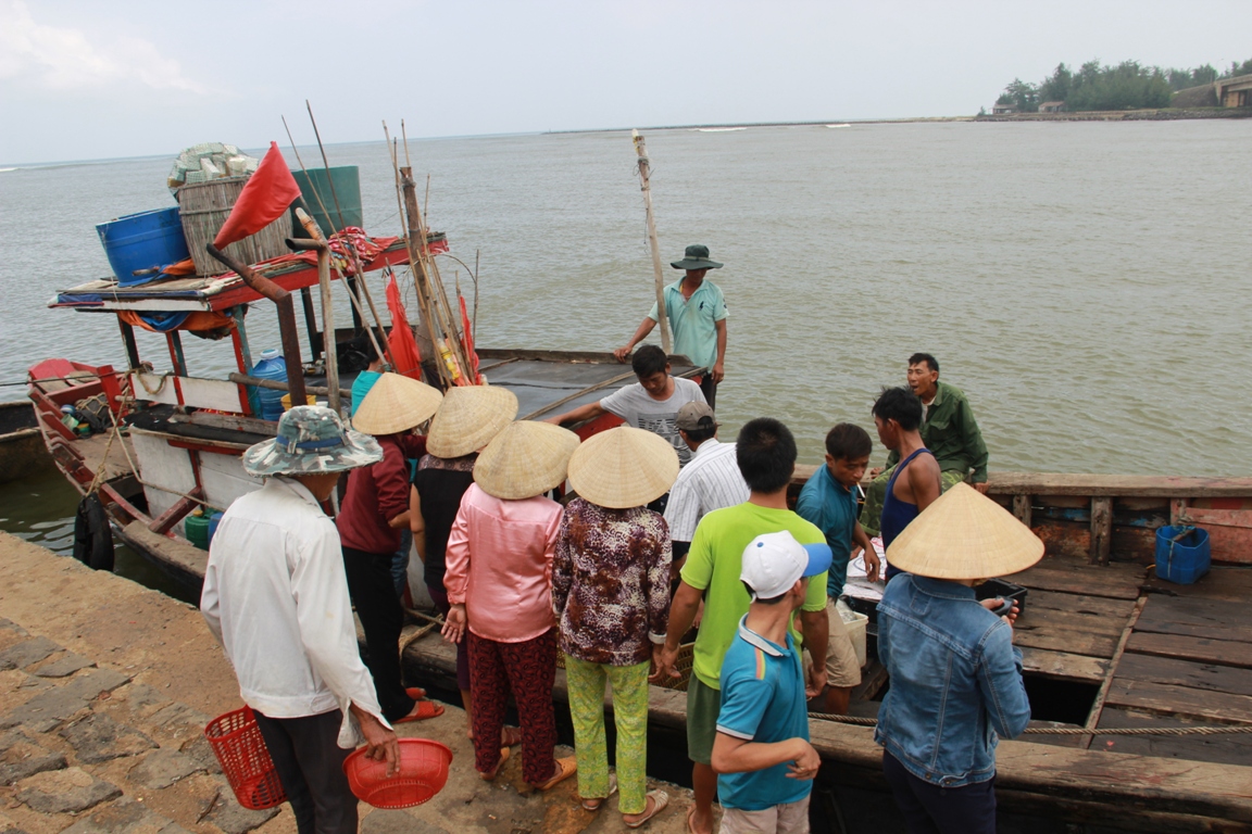C&aacute;c t&agrave;u c&aacute; cứu nạn cập cảng Cửa T&ugrave;ng an to&agrave;n