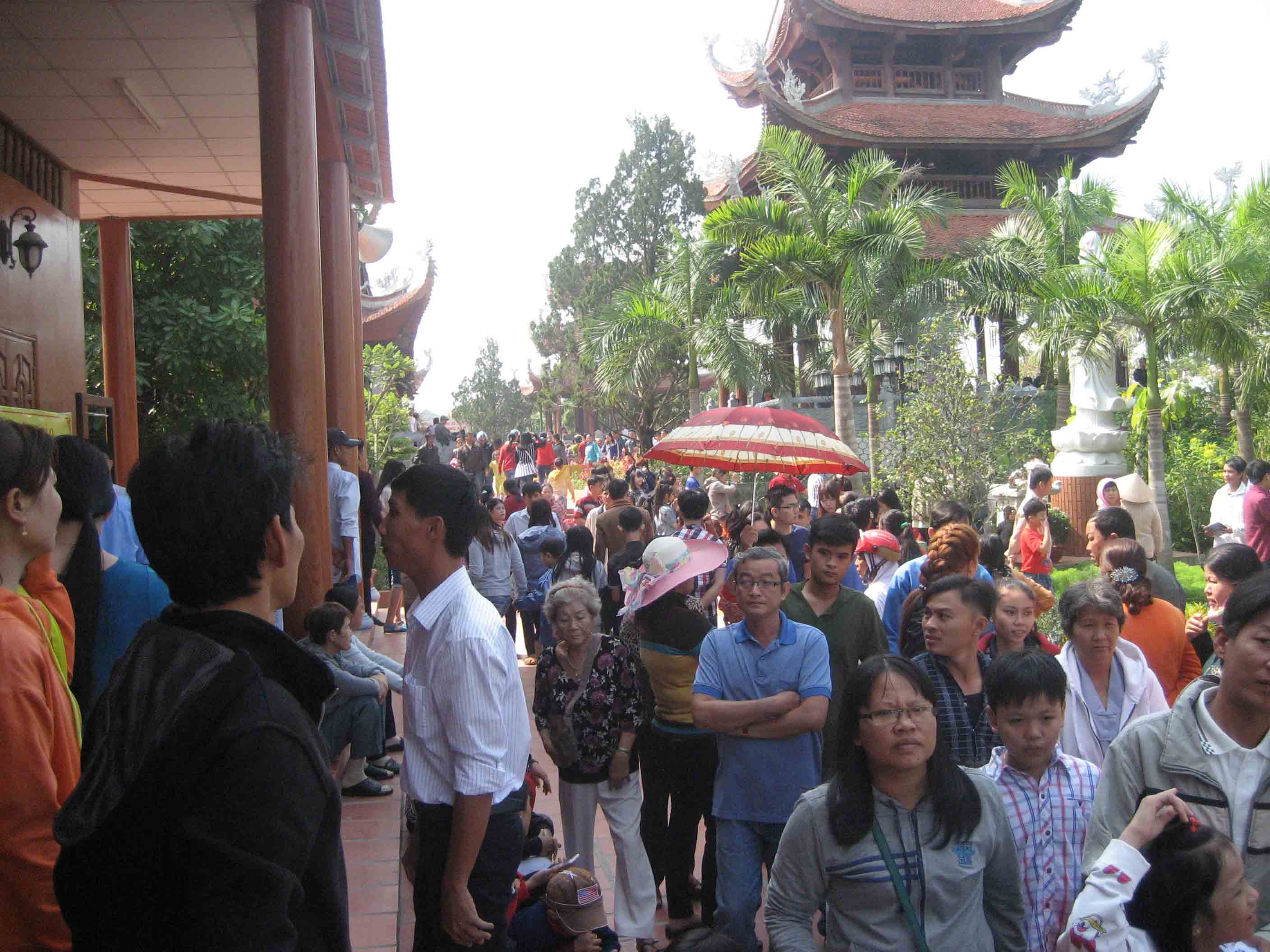 Mướt mồ hôi ở ngôi chùa lớn nhất miền Tây