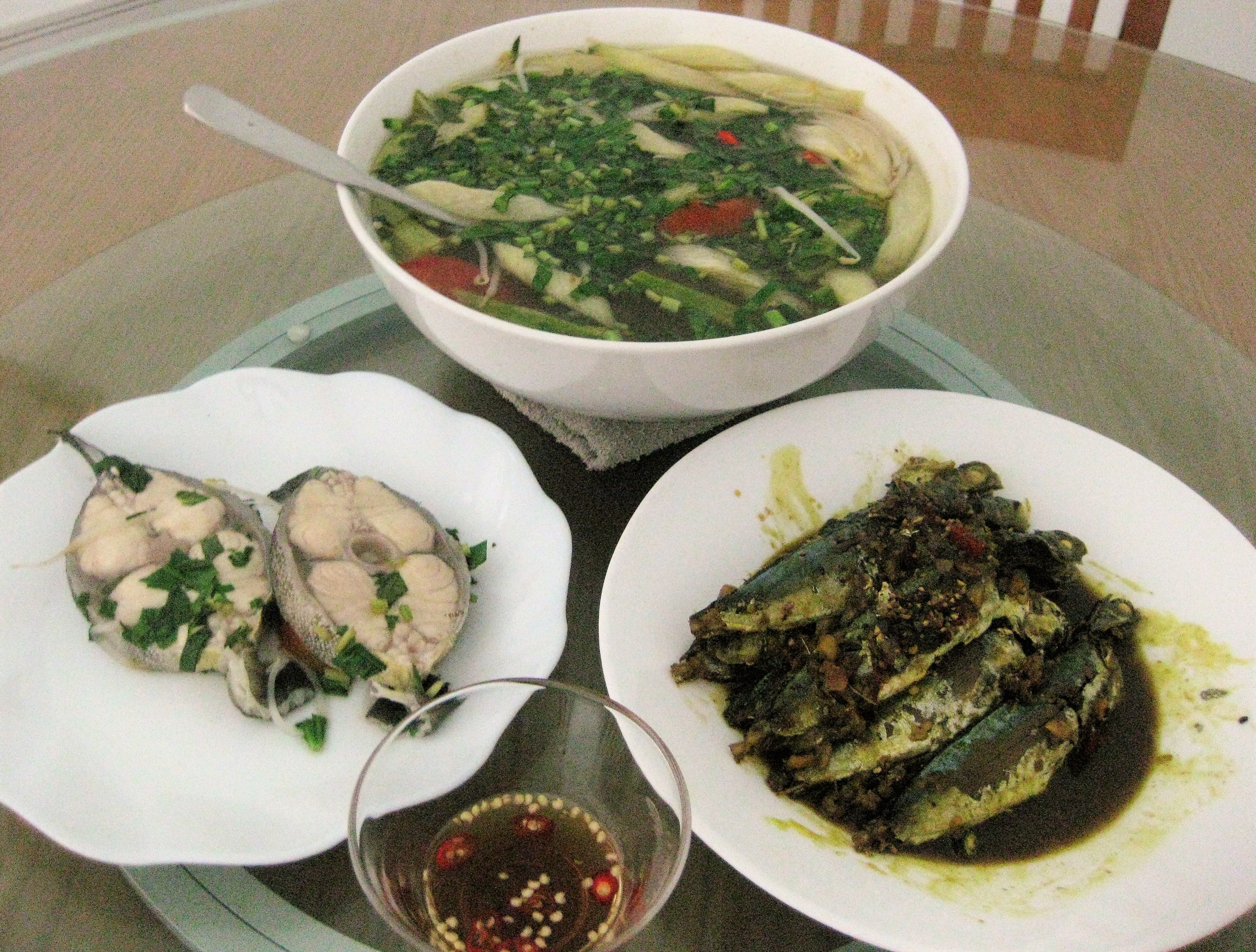 
Bữa ăn gia đ&igrave;nh với c&aacute; bớp nấu canh chua v&agrave; c&aacute; nục kho tỏi, ớt
