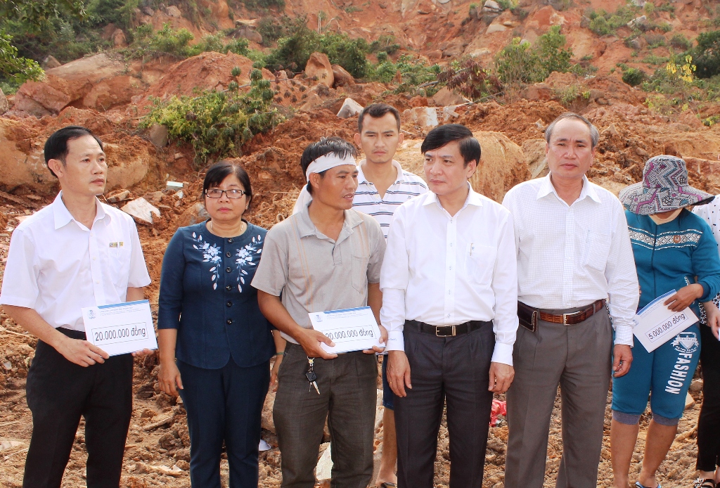 Ông Cường (thứ 3 từ phải sang) chia sẻ mất mát của người dân vùng lũ Khánh Hòa