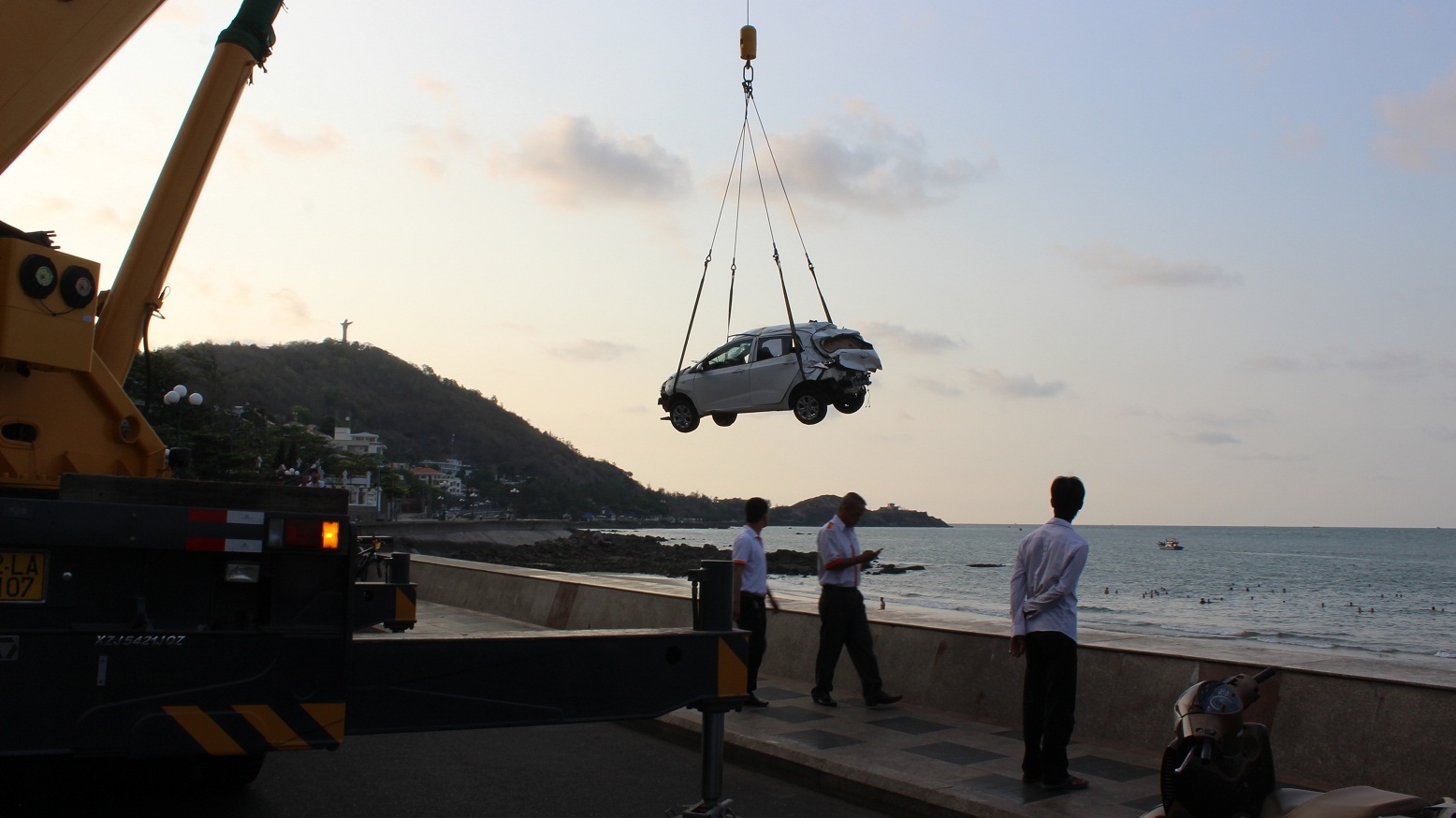 Taxi tông bờ kè lao thẳng xuống biển Vũng Tàu