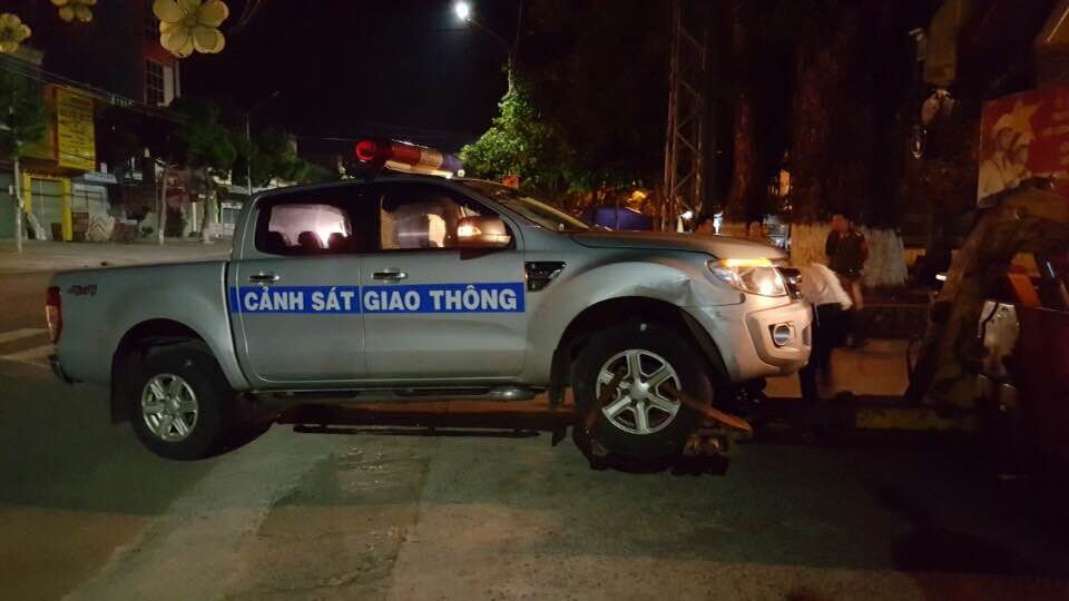 Vi phạm tốc độ còn tông vào xe CSGT