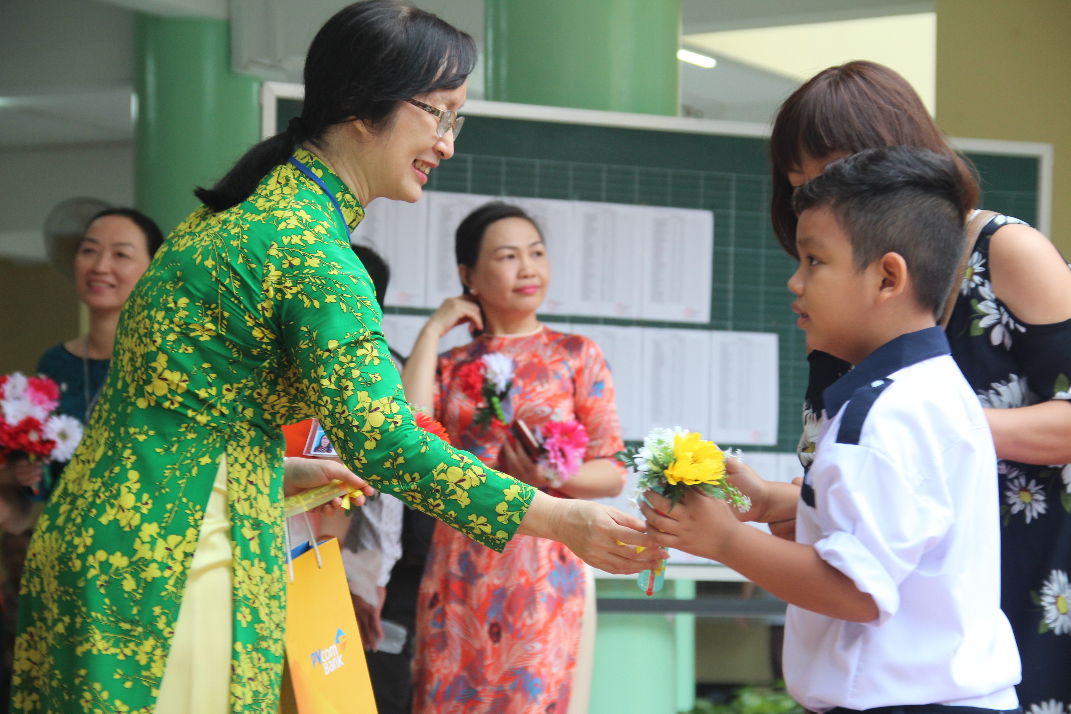Học sinh TP HCM tựu trường vào ngày 20-8 - Ảnh 1.
