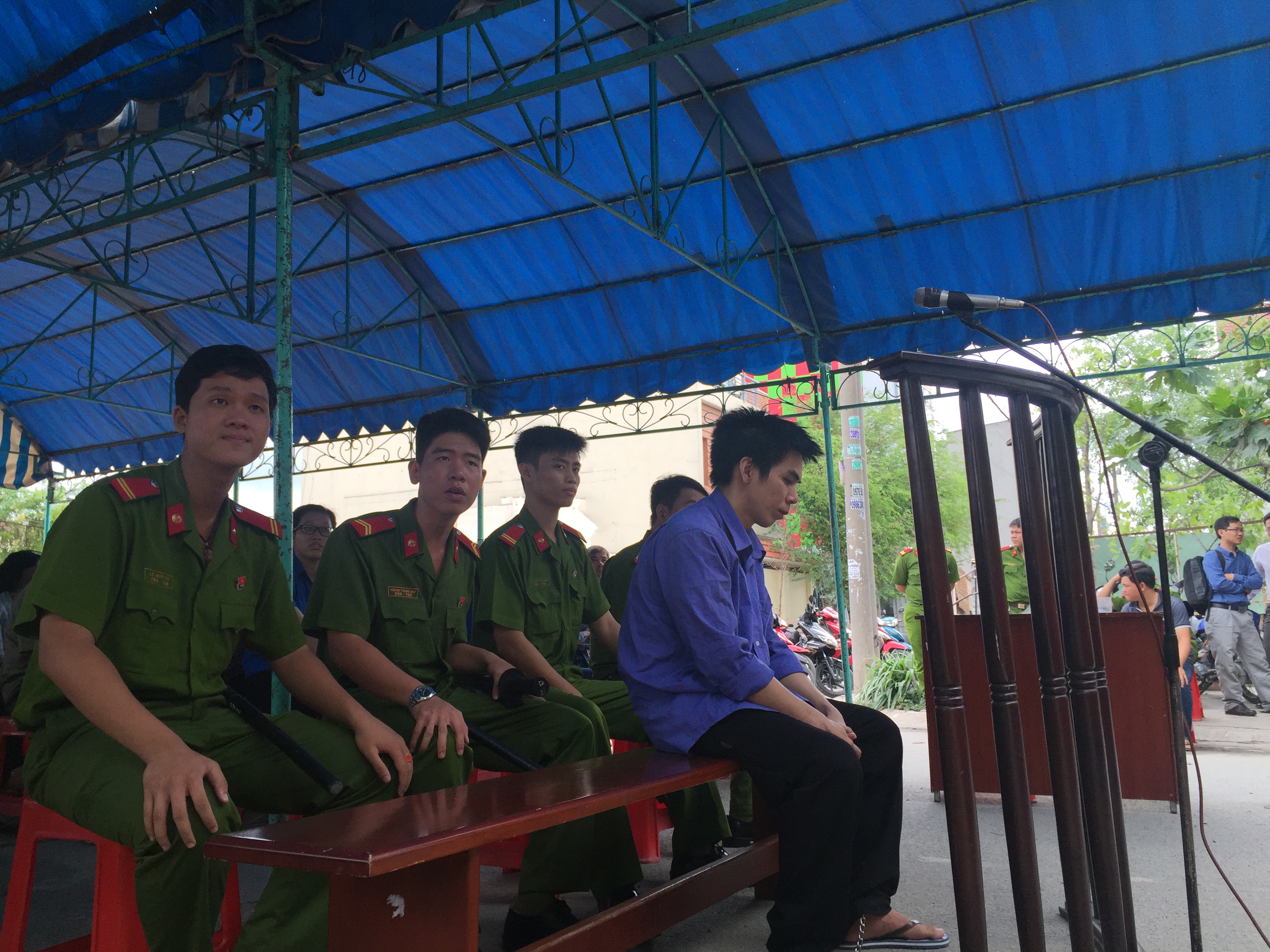Vợ bị hành hung, chồng đâm chết khách mua dâm