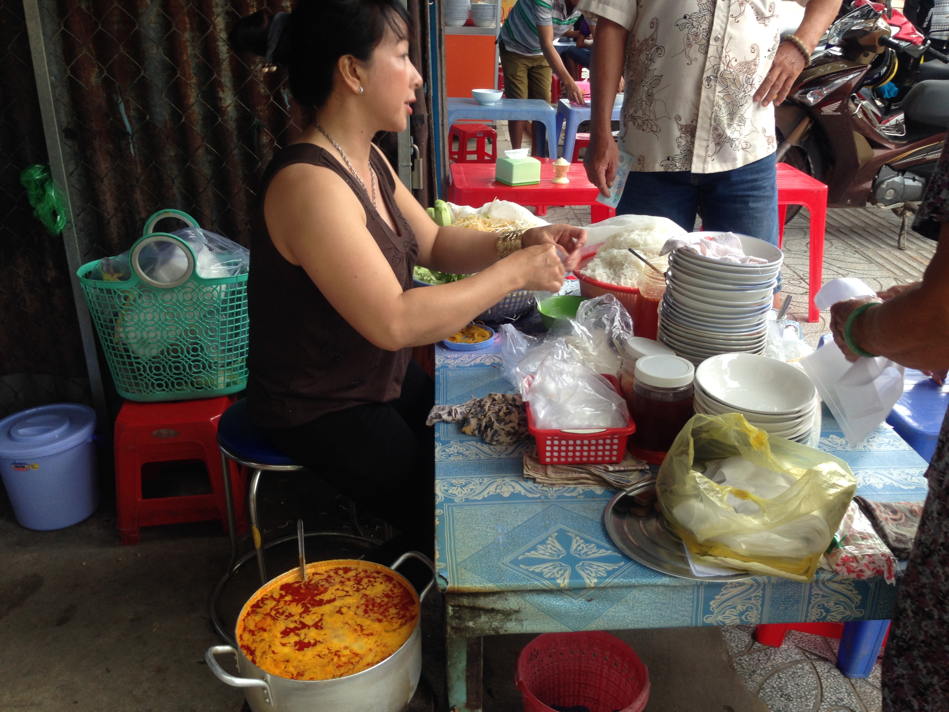 
Qu&aacute;n &Uacute;t Lượm b&agrave;y tr&iacute; b&igrave;nh d&acirc;n v&agrave; rất đ&ocirc;ng kh&aacute;ch. Ảnh: P.Nhi
