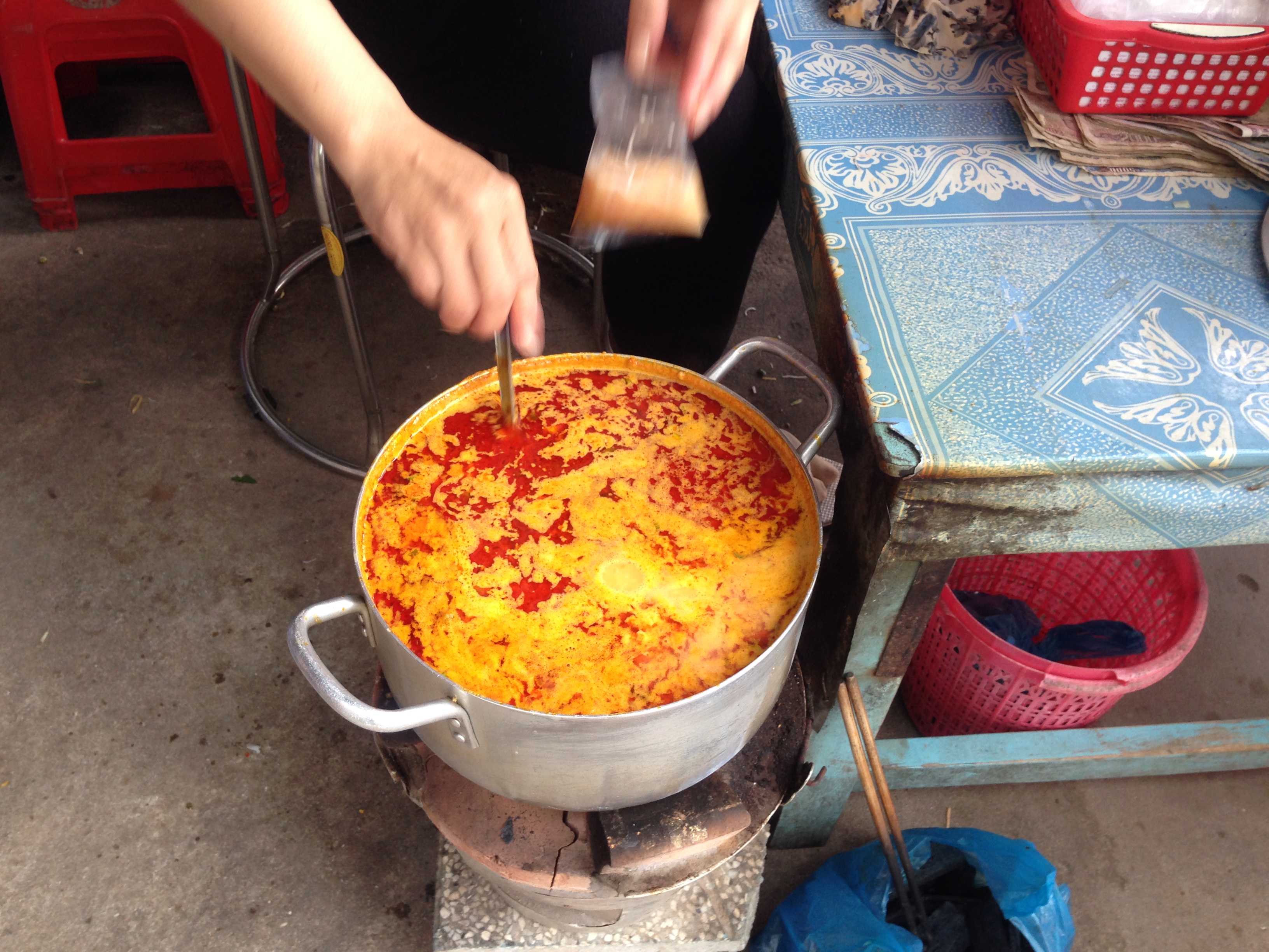 
Nồi nước l&egrave;o c&oacute; m&agrave;u v&agrave;ng đậm, nước sền sệt. Ảnh: P.Nhi
