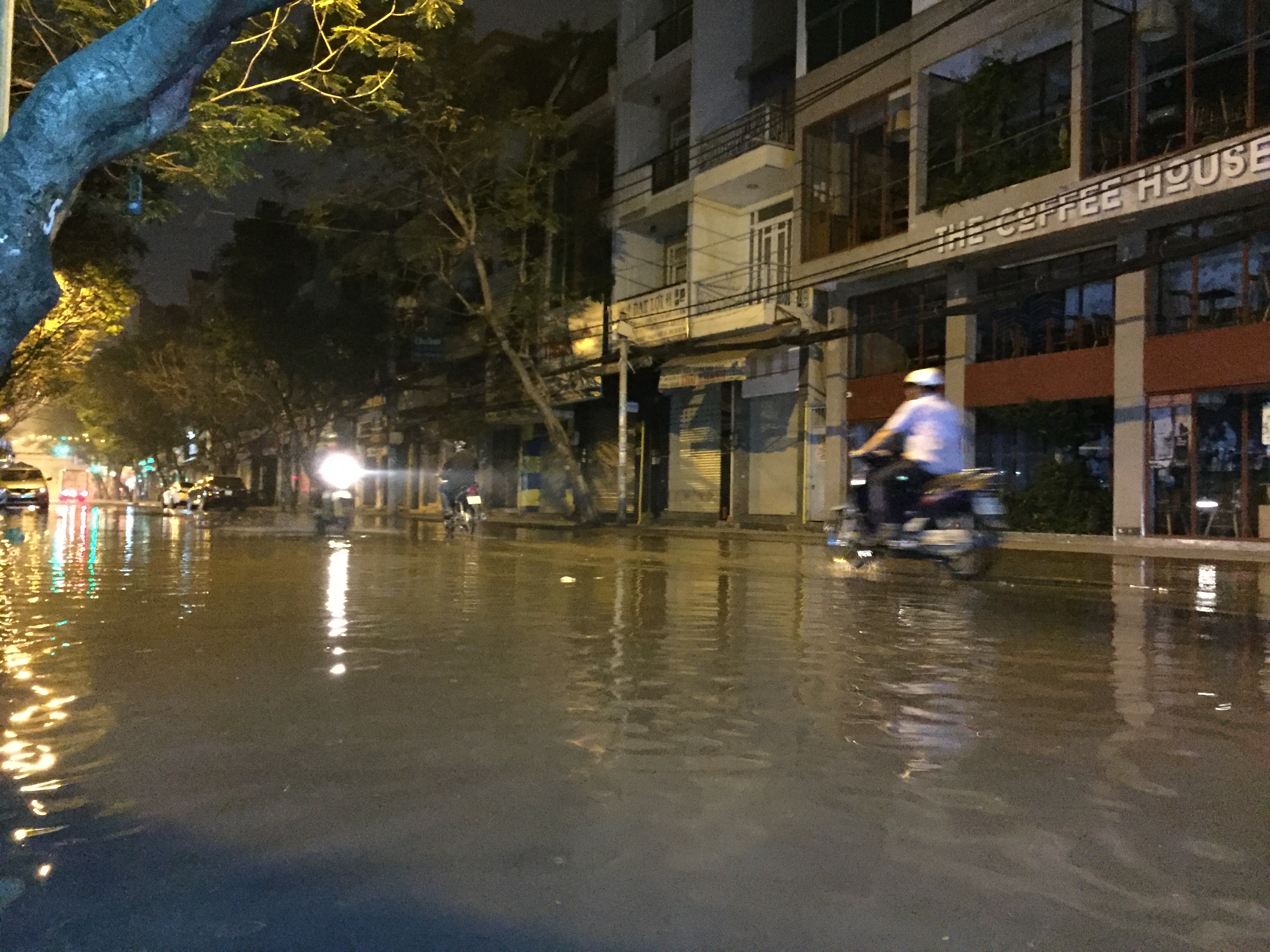Đường Lê Thị Hồng Gấm (quận 1) lúc 2 giờ ngày 15-11. Nhiều xe đi lên lề đường để tránh chết máy.