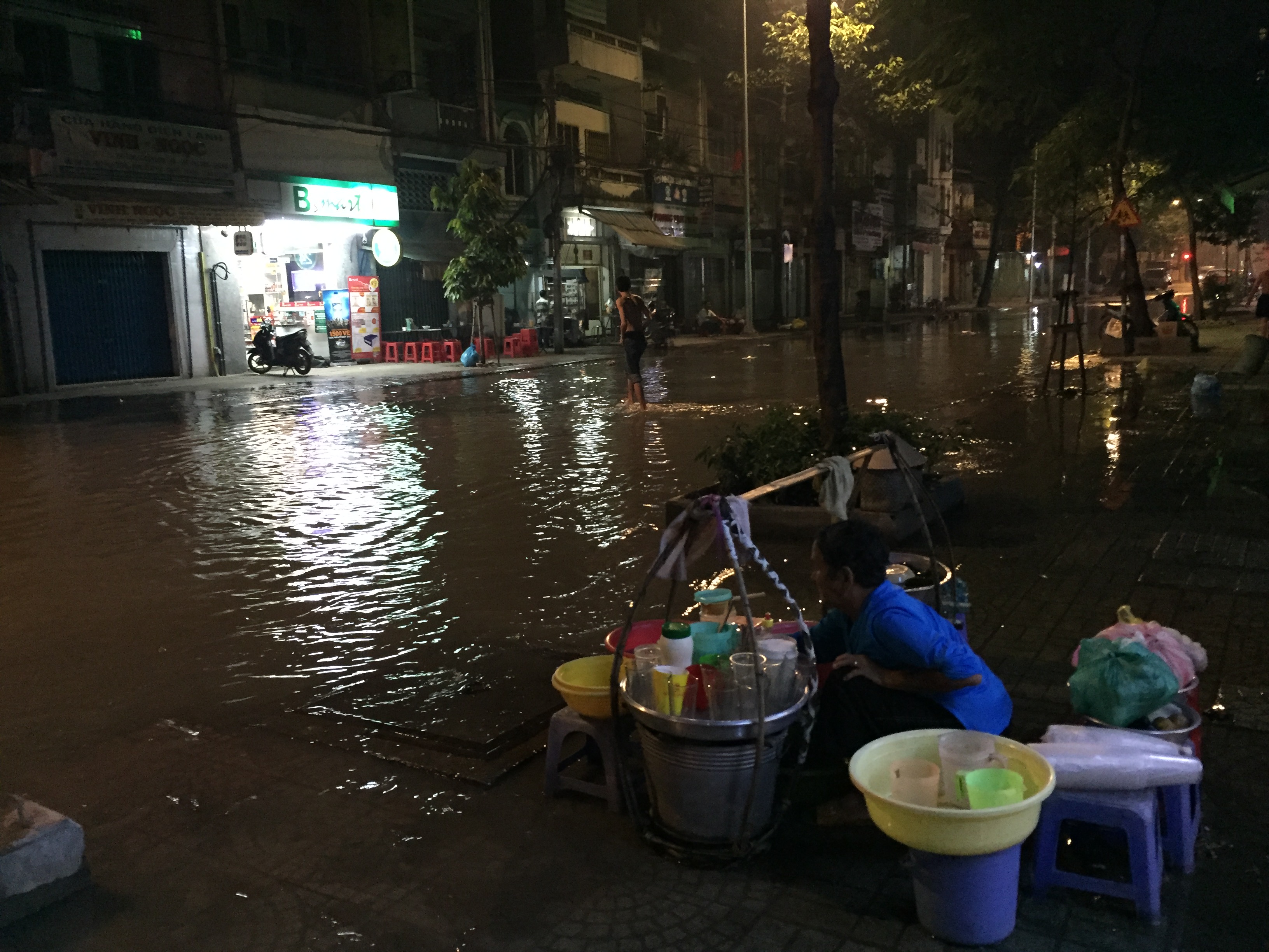 Người dân khốn khổ khi triều cường đe doạ quận 1