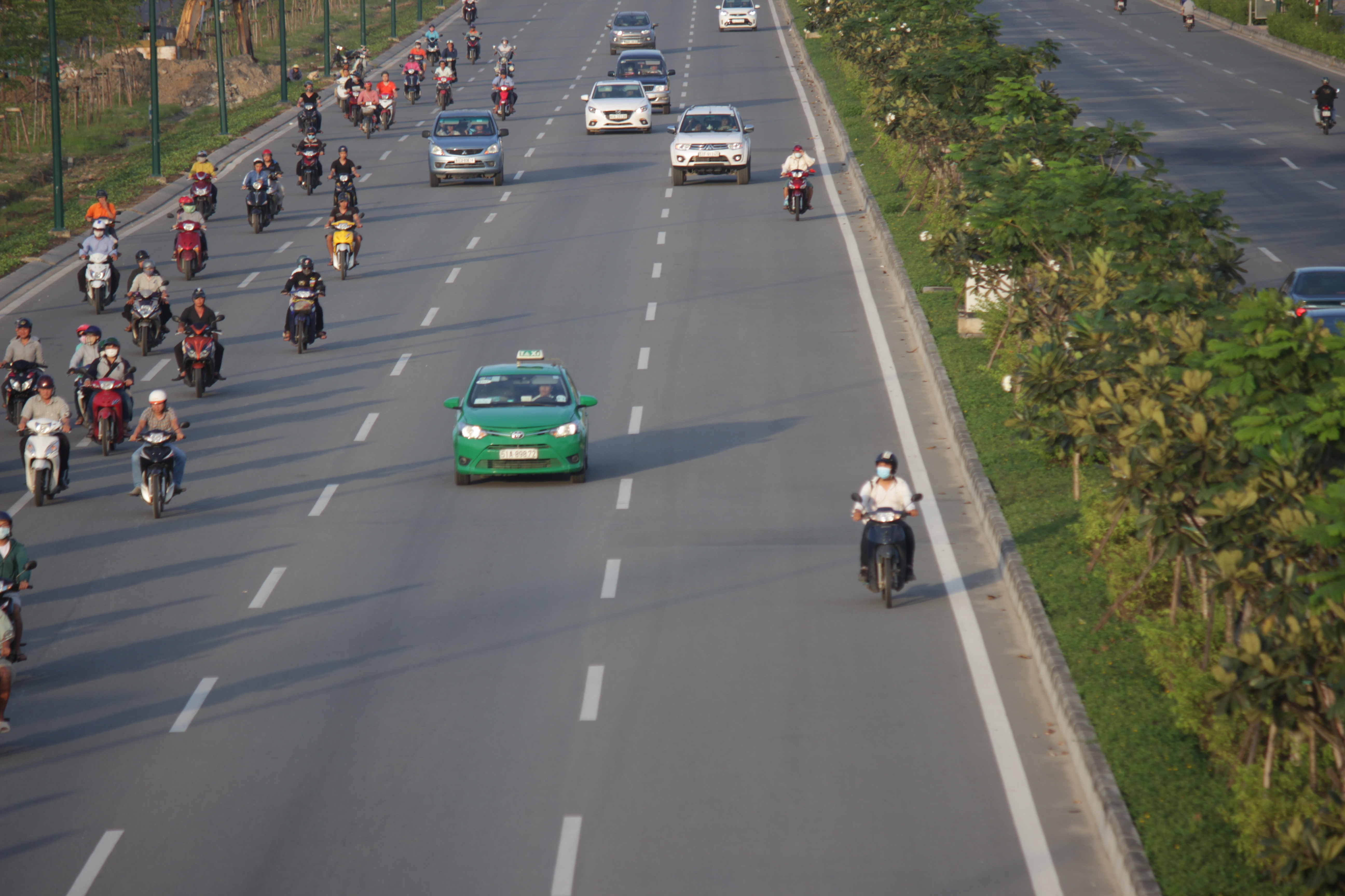 Mặc d&ugrave; l&agrave;n d&agrave;nh cho xe m&aacute;y kh&aacute; th&ocirc;ng tho&aacute;ng, nhiều người vẫn v&ocirc; tư chạy v&agrave;o l&agrave;n đường &ocirc; t&ocirc; trong c&ugrave;ng tr&ecirc;n đại lộ Phạm Văn Đồng hướng về cầu B&igrave;nh Lợi.
