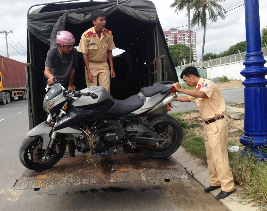 Cúi rạp người trên mô tô phân khối lớn, thanh niên tông văng xe ba gác
