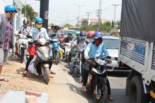Ùn tắc tại phà Cát Lái từ 5 giờ sáng đến trưa