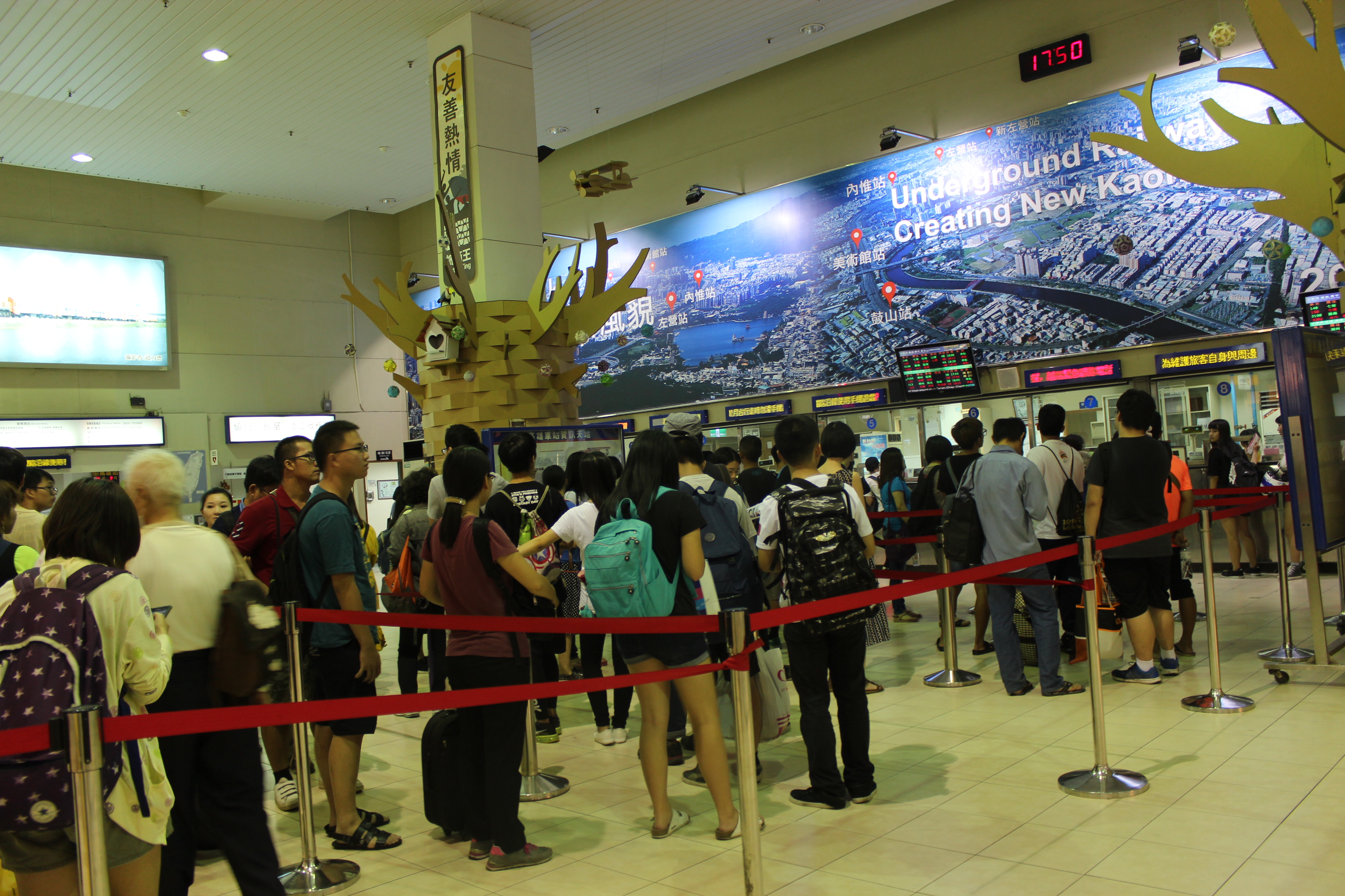 Xếp h&agrave;ng mua v&eacute; trốn Meranti ở ga Cao H&ugrave;ng