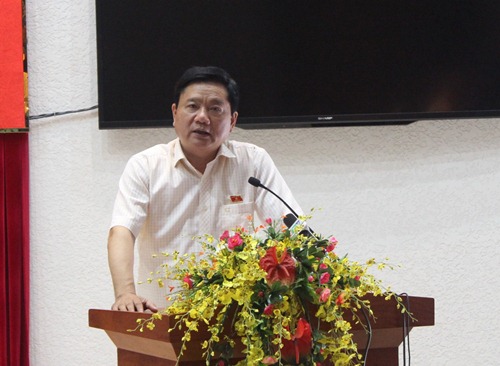 
B&iacute; thư Th&agrave;nh ủy TP HCM Đinh La Thăng trả lời cử tri quận 3. Ảnh Bảo Nghi
