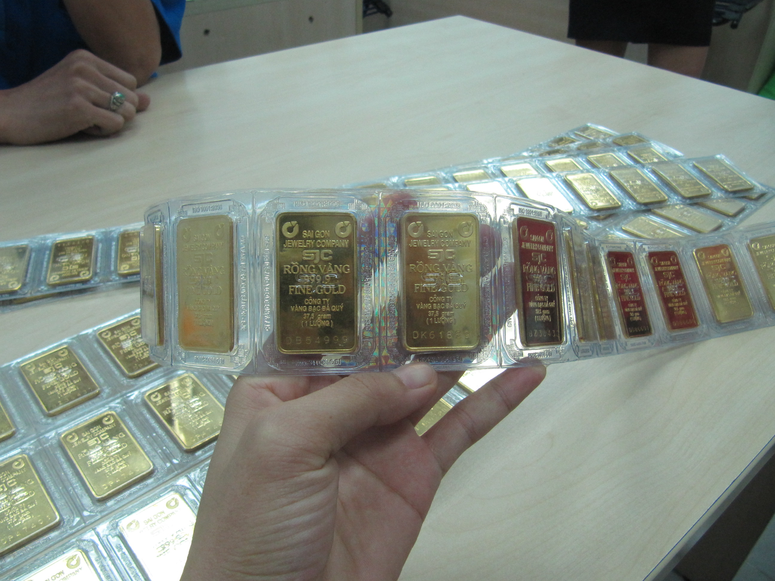 Giá vàng SJC lao dốc, USD bật tăng mạnh mẽ