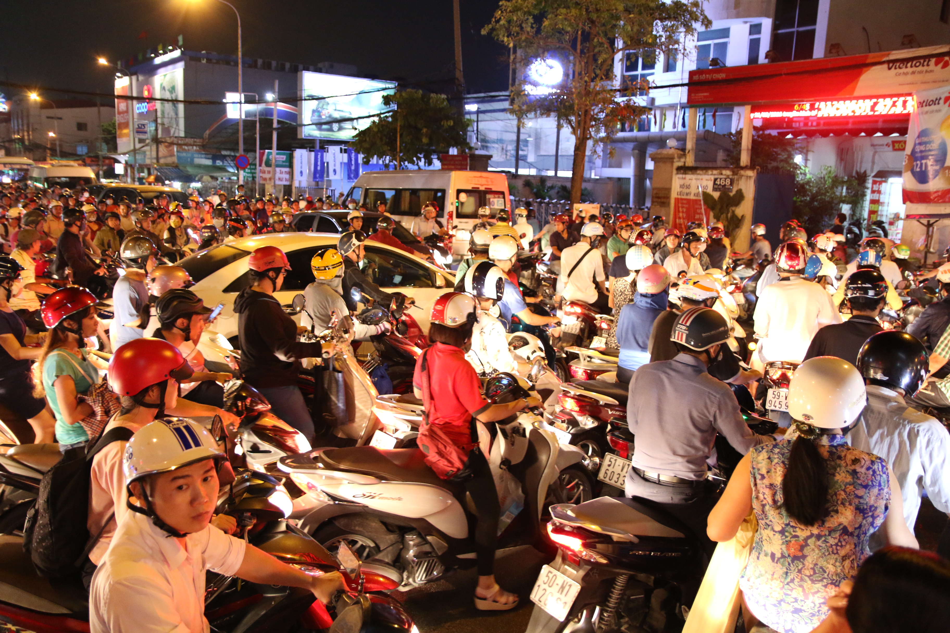 Tại giao lộ Trần Thị Nghĩ - Phan Văn Trị (quận G&ograve; Vấp, TP HCM) kh&ocirc;ng ai nhường ai. Nhiều người c&ograve;n chửi tục v&igrave; bị c&aacute;c phương tiện kh&aacute;c c&uacute;p đầu