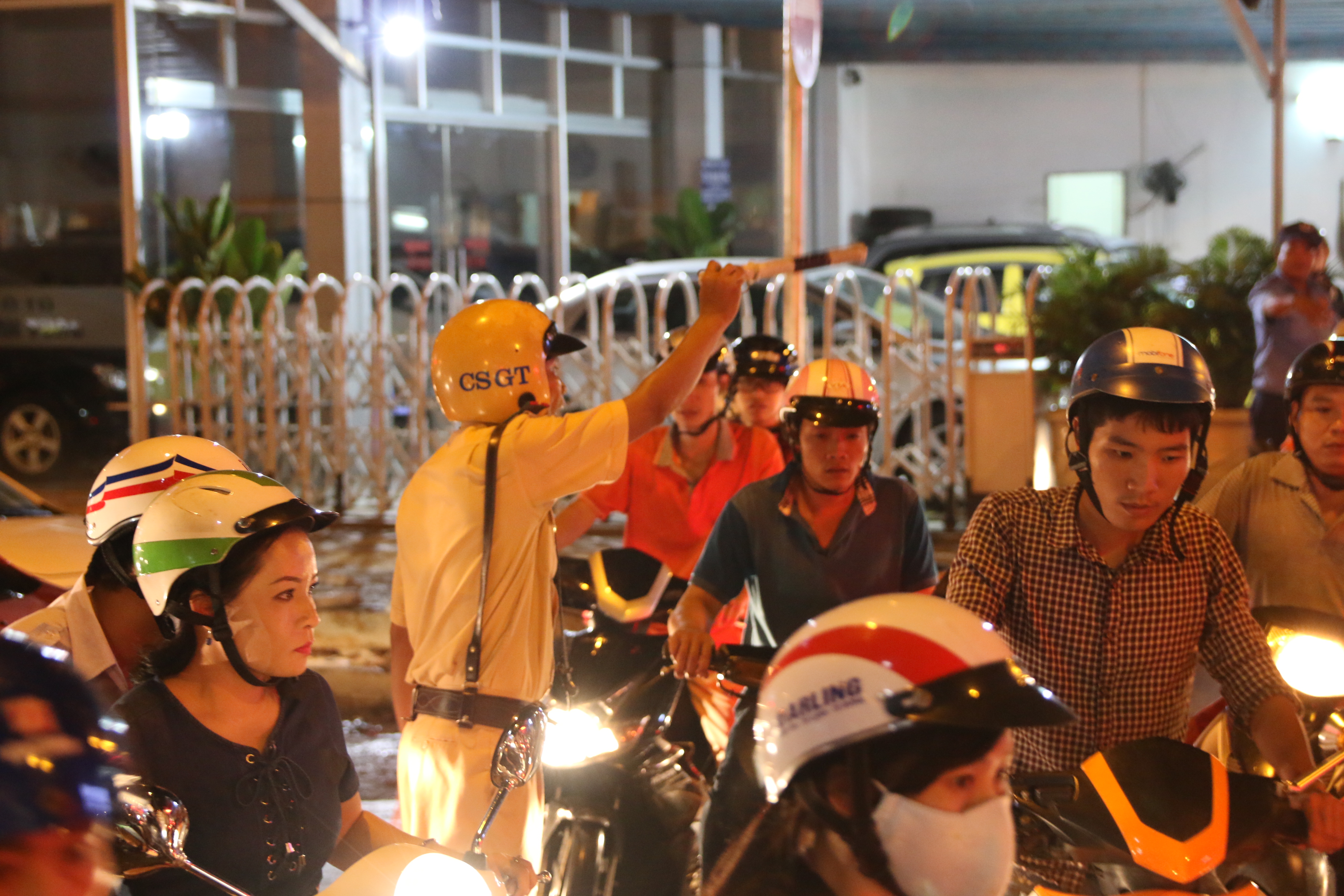
CSGT mệt mỏi v&igrave; li&ecirc;n tục hướng dẫn v&agrave; khuy&ecirc;n c&aacute;c phương tiện n&ecirc;n &yacute; thức hơn.
