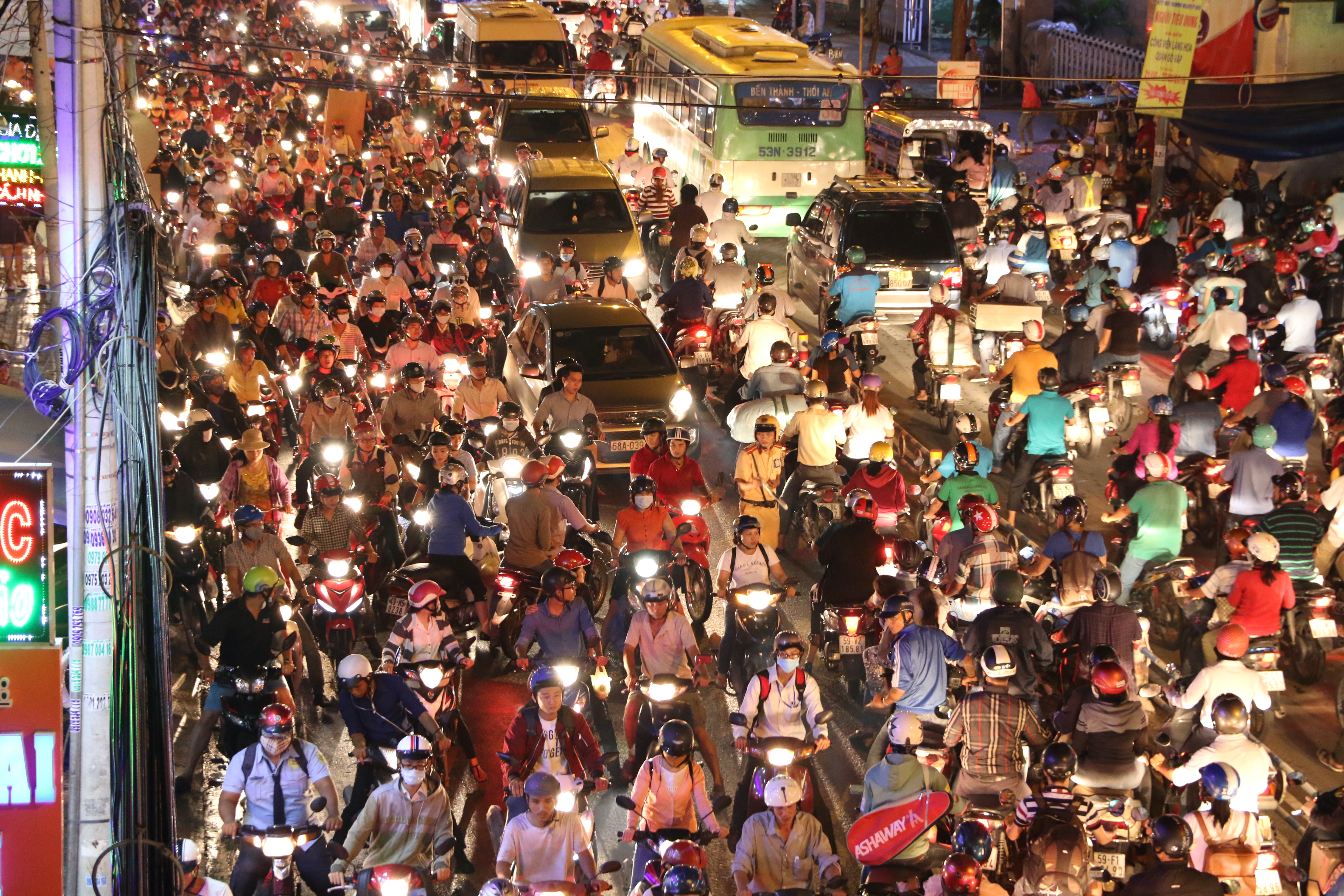 Nhiều người vượt qua dải ph&acirc;n c&aacute;ch để lấn l&agrave;n lưu th&ocirc;ng.