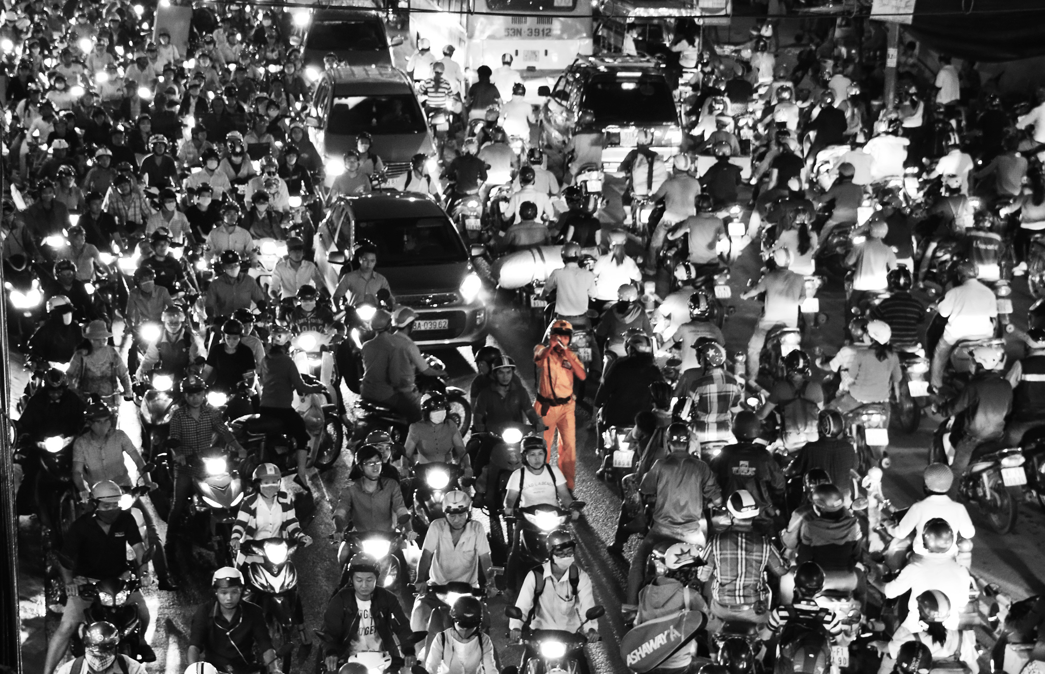 Một CSGT d&ugrave; t&iacute;ch cực ph&acirc;n luồng giao th&ocirc;ng nhưng bất lực trước h&agrave;ng ng&agrave;n người gi&agrave;nh nhau lưu th&ocirc;ng.