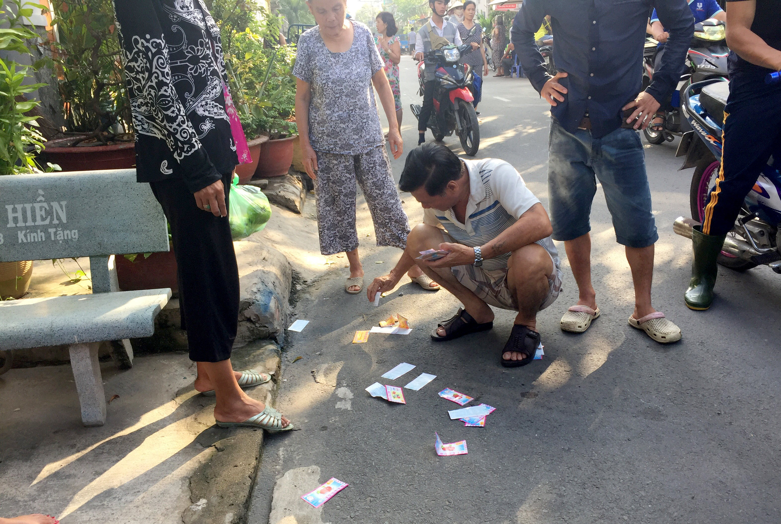 Người dân thu gom những tờ vé số hết hạn do Tín đem đi lừa bán cho người già