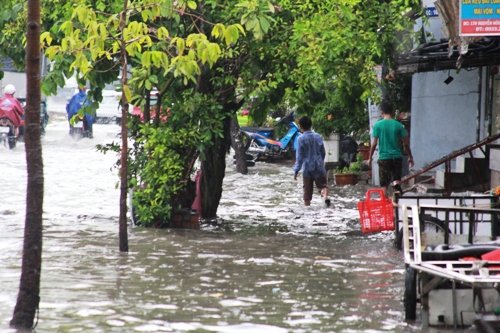 Người Sài Gòn lại bì bõm vượt ngập