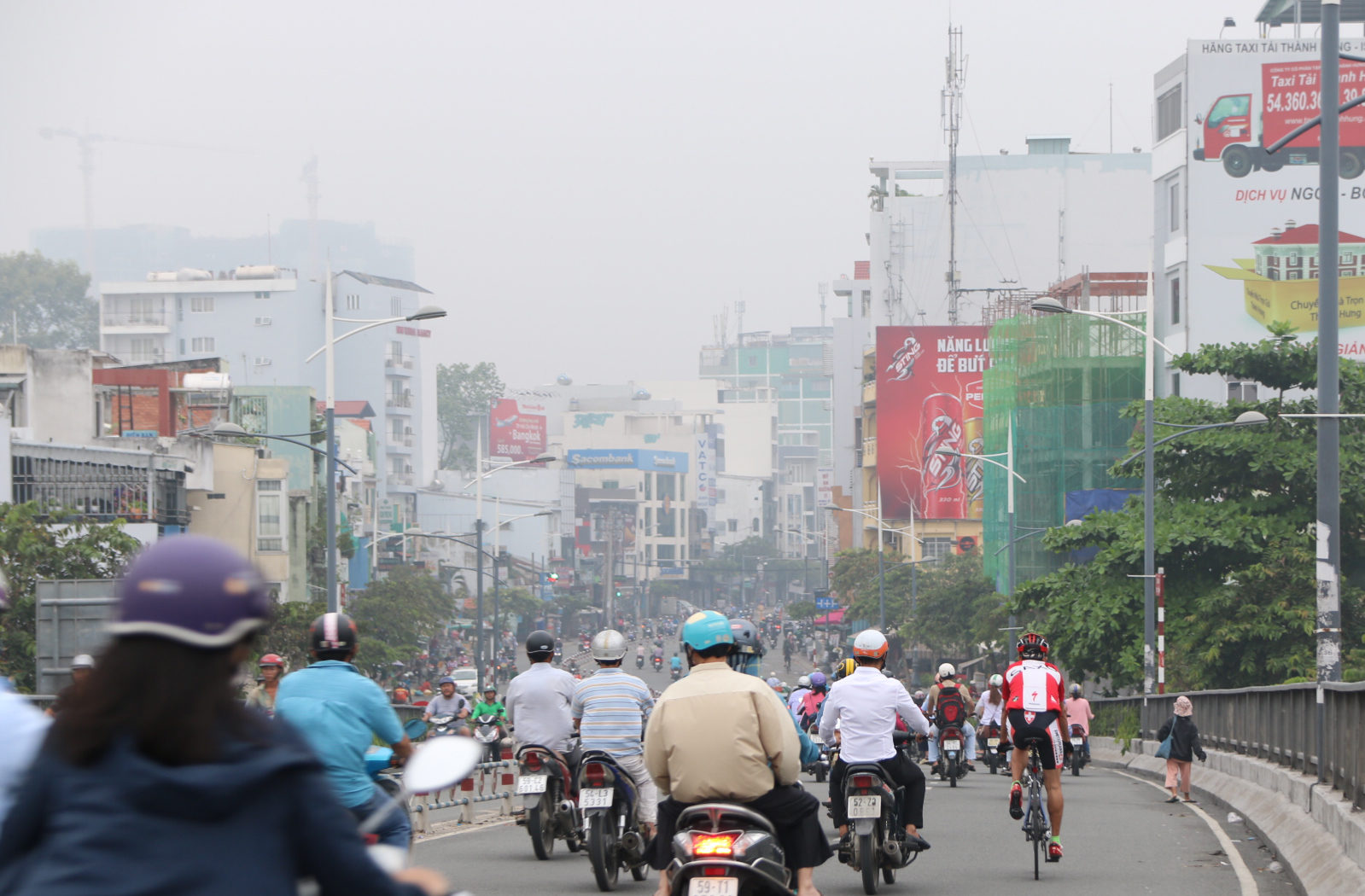 Kh&ocirc;ng kh&iacute; m&aacute;t mẻ, thời tiết dễ chịu khiến nhiều người lưu th&ocirc;ng tr&ecirc;n đường rất trật tự.