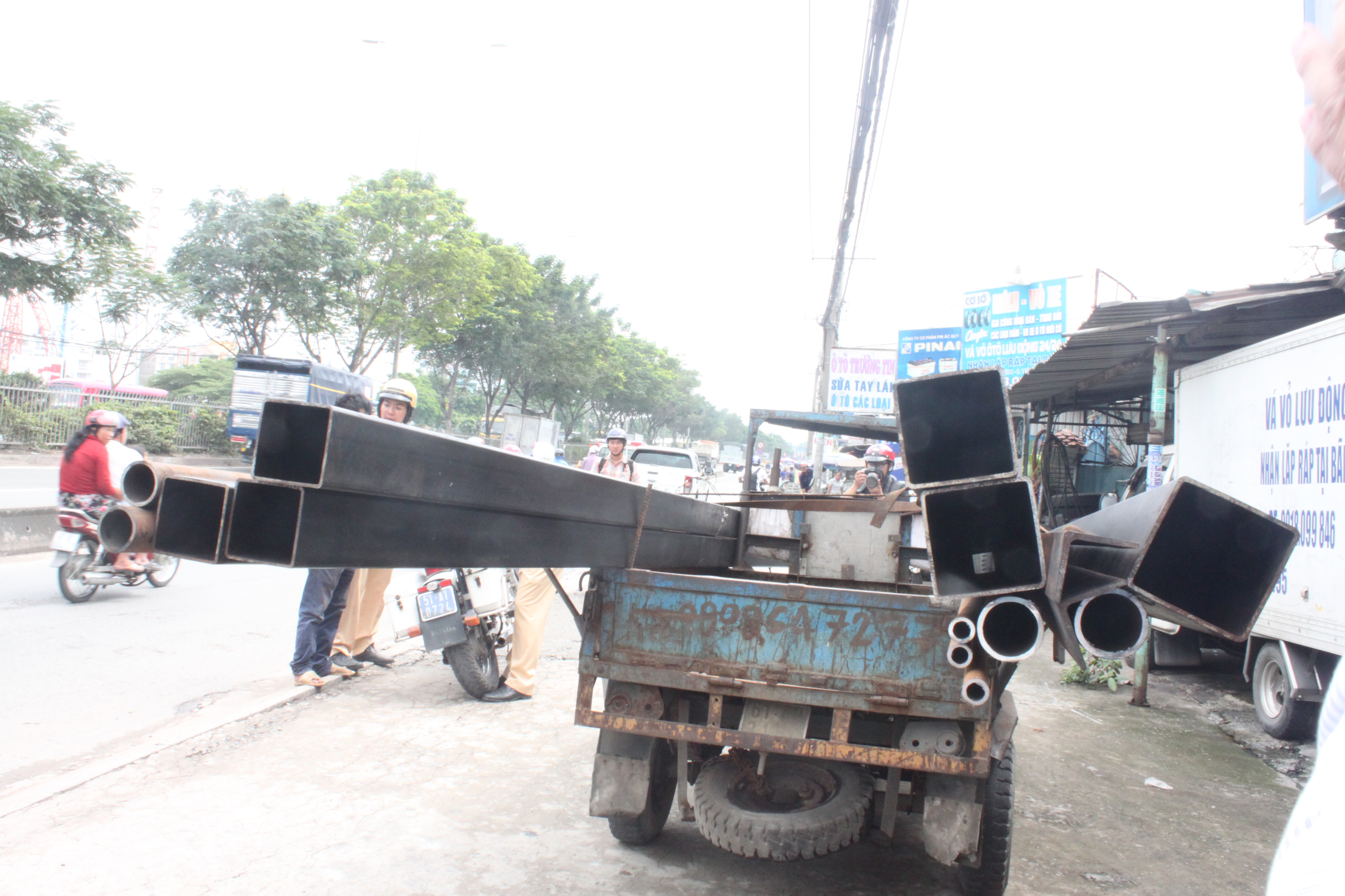 Nhiều trường hợp chở hàng lố cả chục mét so với quy định.