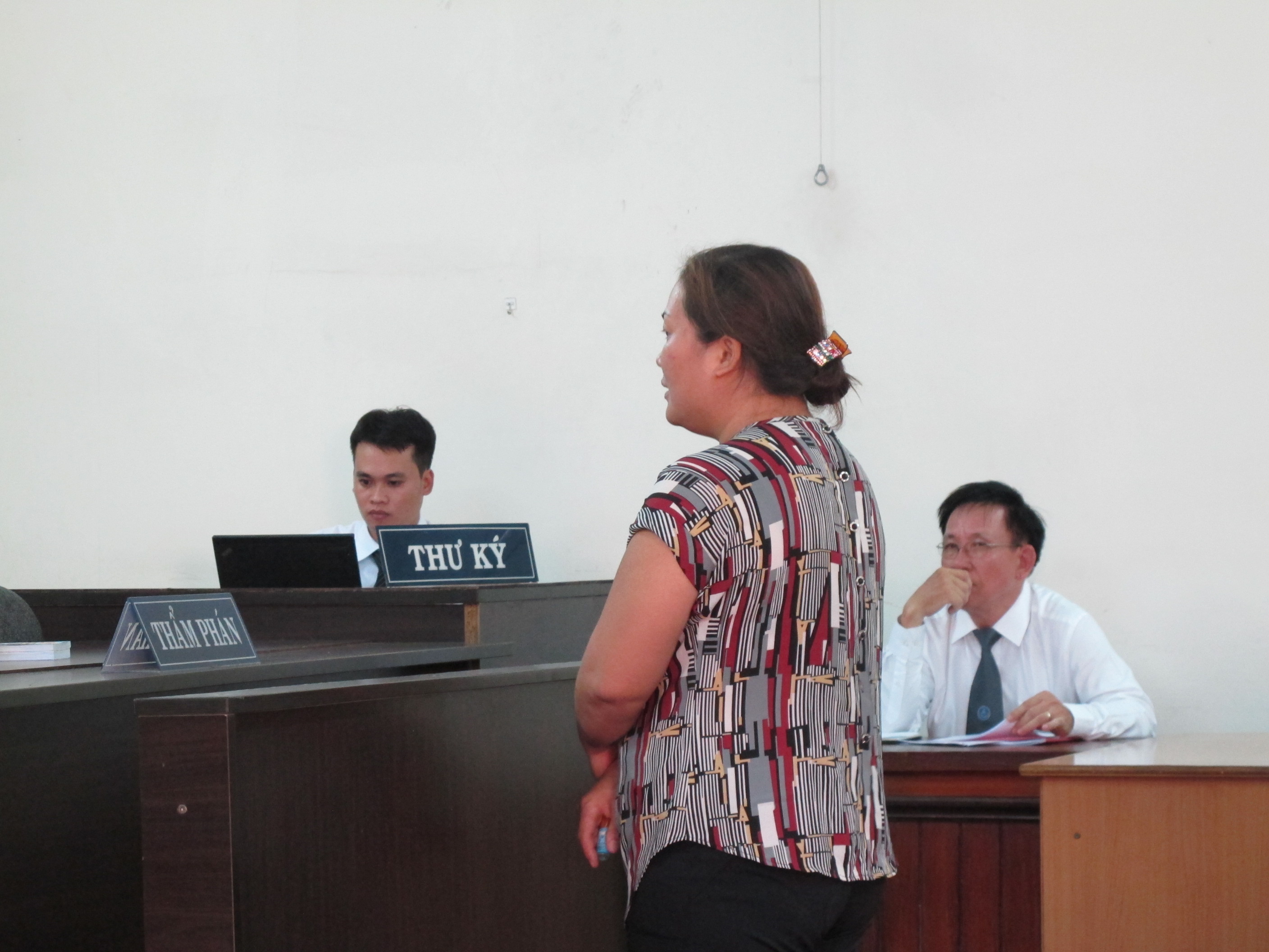 Yêu cầu hủy án vụ liên quan đến chồng thư ký tòa bị bắt