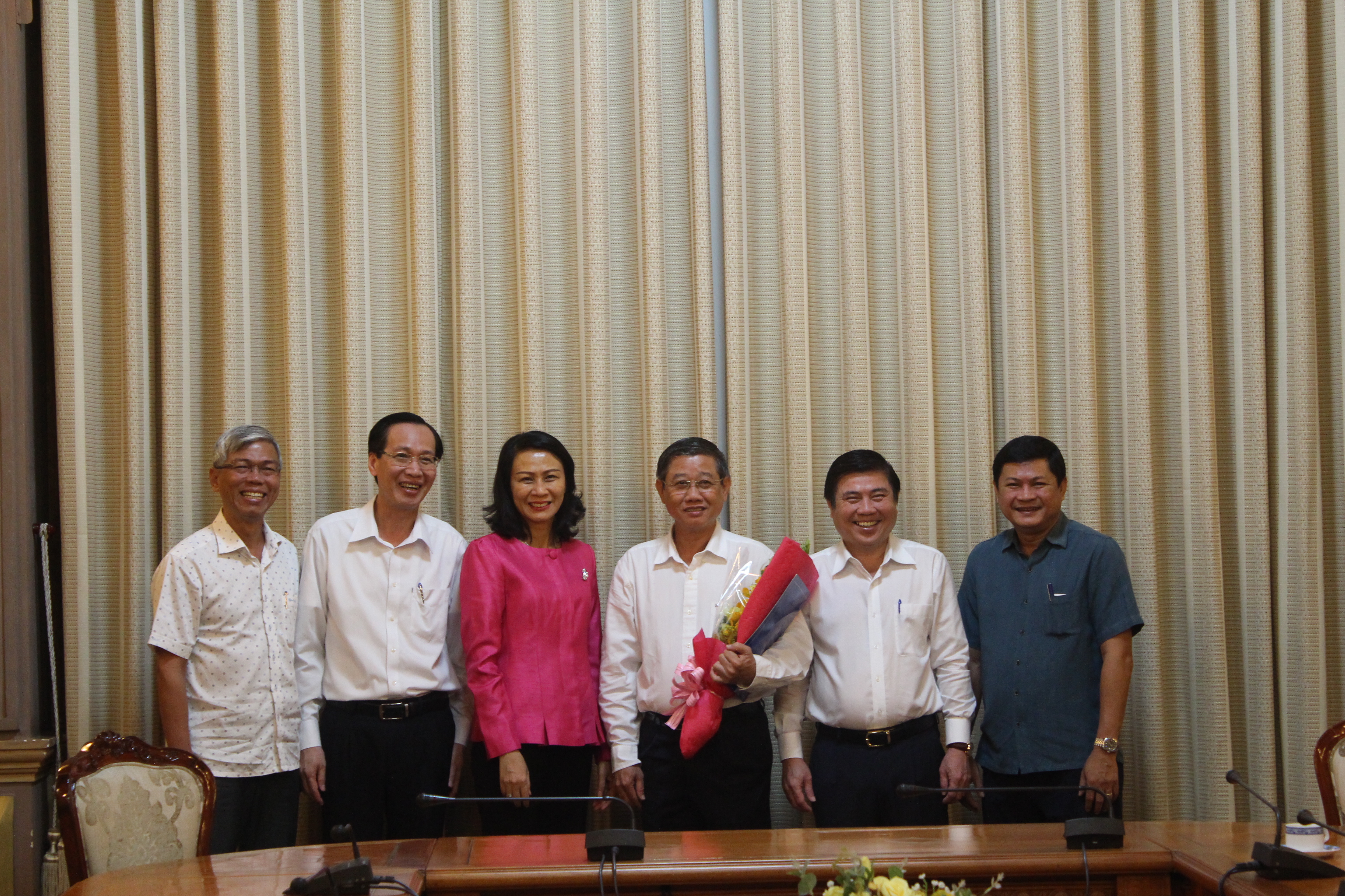 Ông Hứa Ngọc Thuận (thứ 3 từ phải sang) được nghỉ hưu để hưởng chế độ BHXH từ ngày 1-12-2016